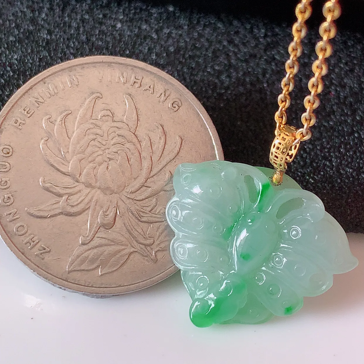 18k金镶嵌冰润飘绿翡翠蝴蝶吊坠，款式新颖时尚，日常百搭的款。清秀高雅，佩戴优雅高贵！#1.4