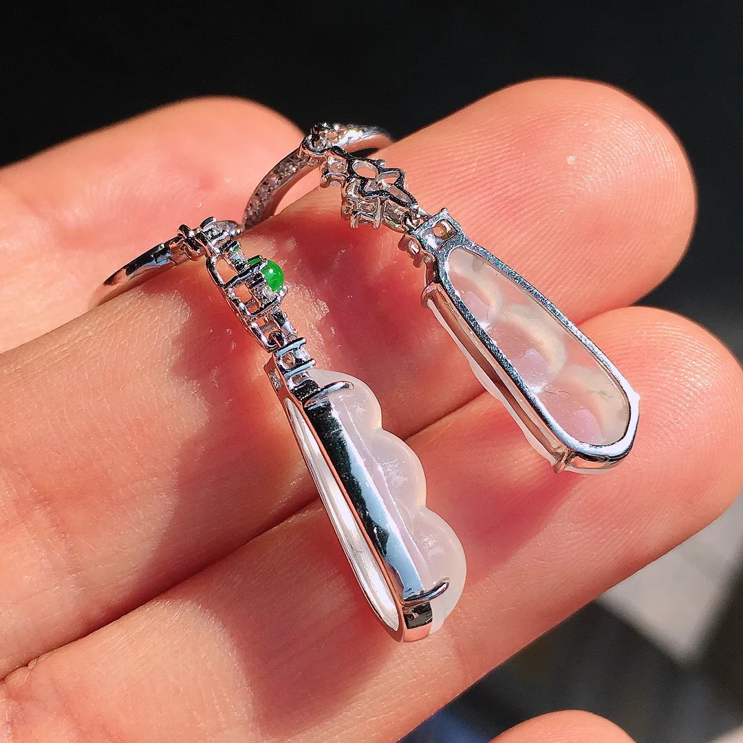 冰种福豆耳坠，玉质细腻，荧光感超
强，饱满圆润，尽显优雅气质，18k
金豪华镶嵌