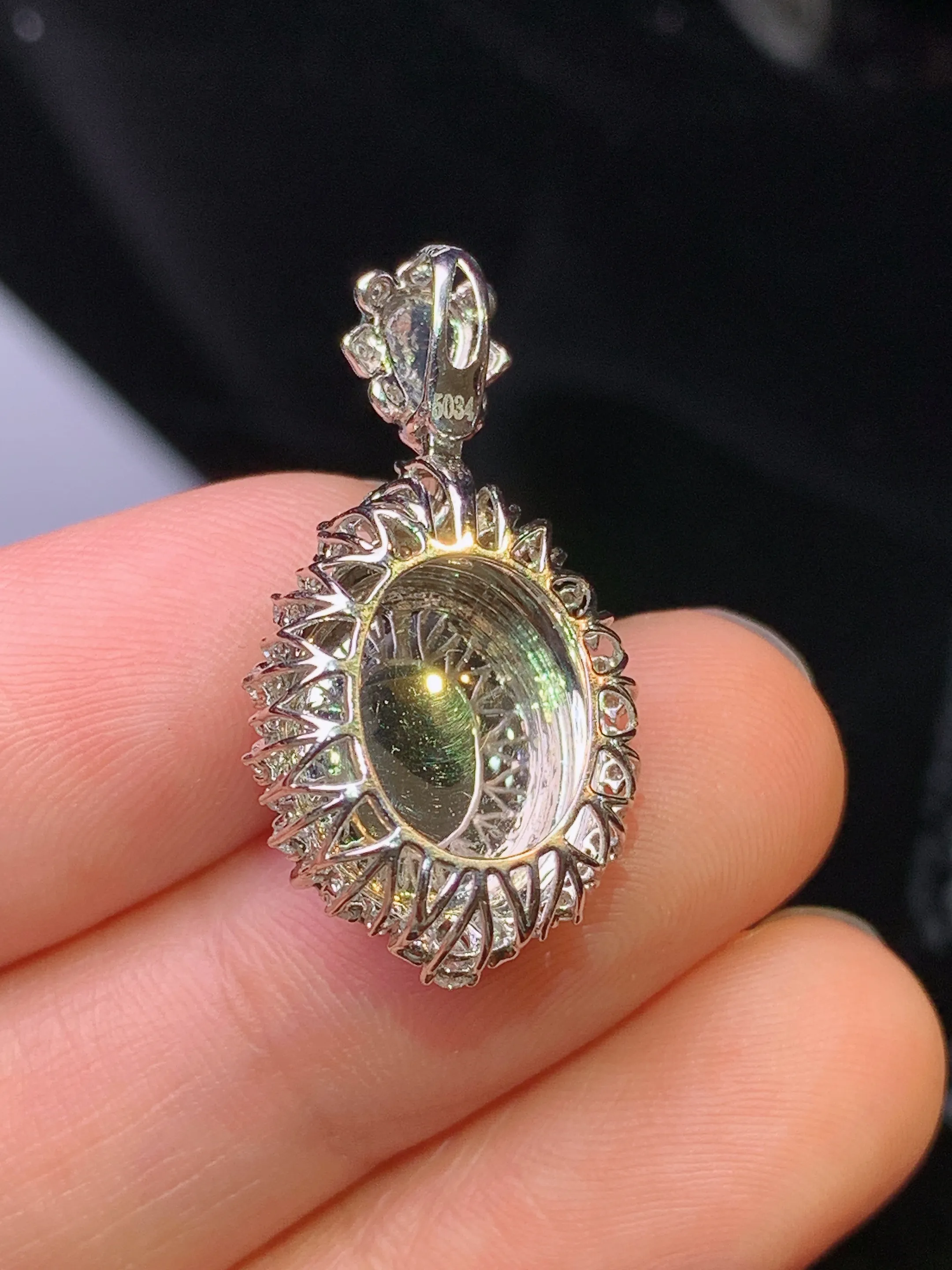 18k金钻镶嵌满绿蛋面吊坠 玉质细腻 色泽清新艳丽 整体尺寸27.5*14.8*10.5