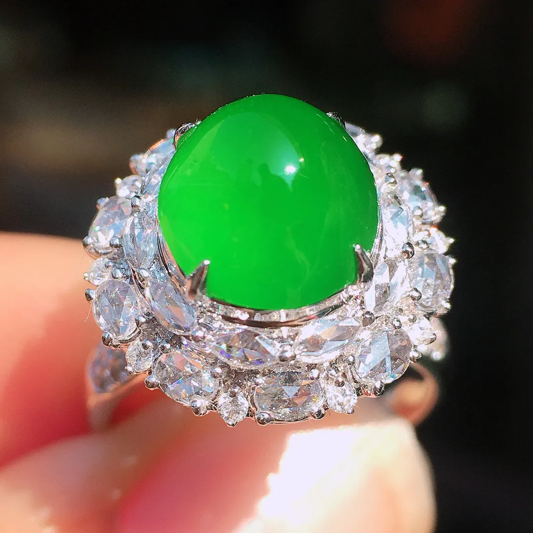 阳绿蛋面戒指，色泽均匀艳丽，玉质细腻，荧光感超
强，饱满圆润，尽显优雅气质，18k
金豪华镶嵌