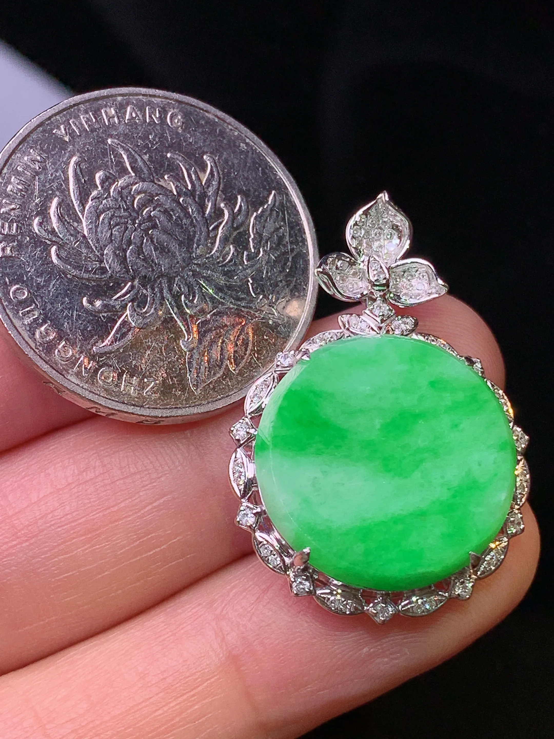 18k金钻镶嵌翠绿圆牌吊坠 玉质细腻 色泽清新艳丽 整体尺寸30.2*20.9*7.5