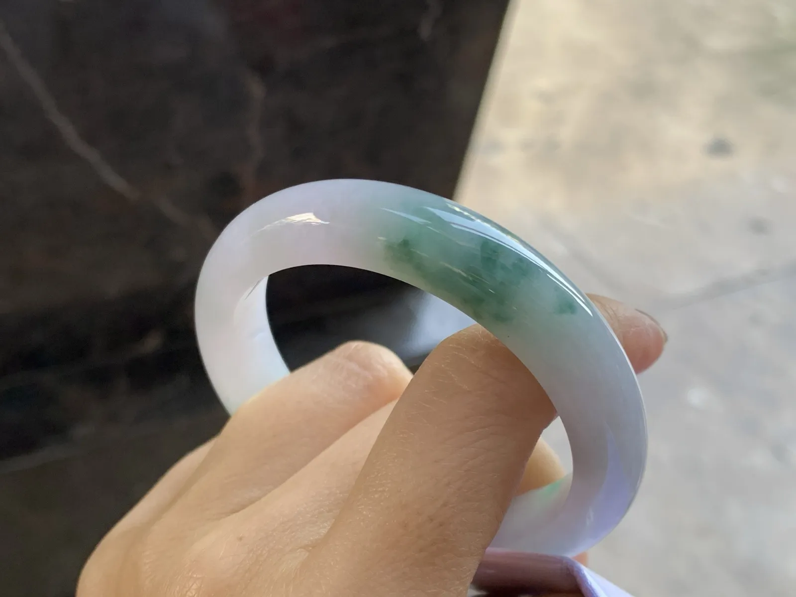 飘花手镯
尺寸：52-11-7.5mm
肉质细腻～飘花点缀