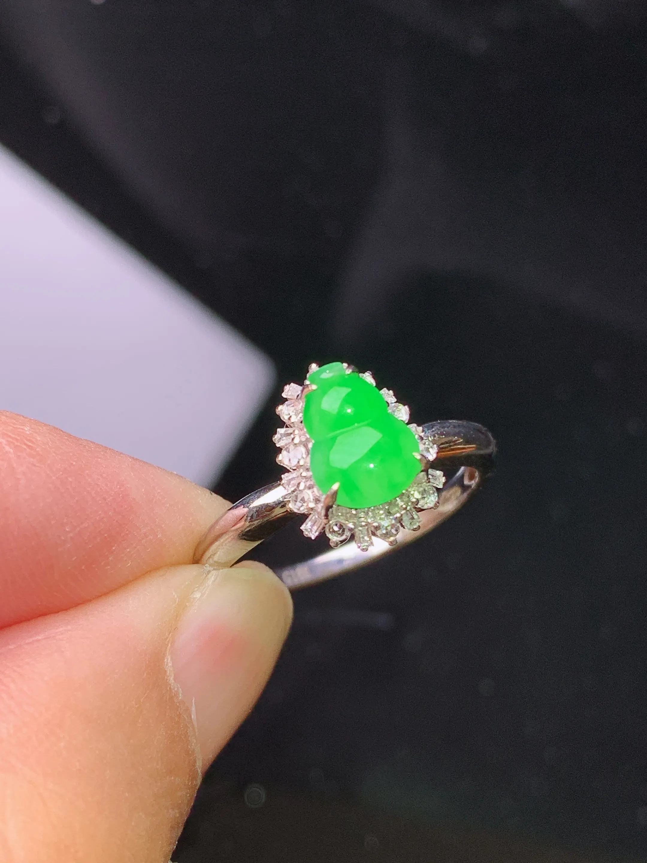 18k金钻镶嵌翠绿葫芦戒指 玉质细腻 色泽艳丽清新 圈口12.5整体尺寸11.2*8.8*7.5