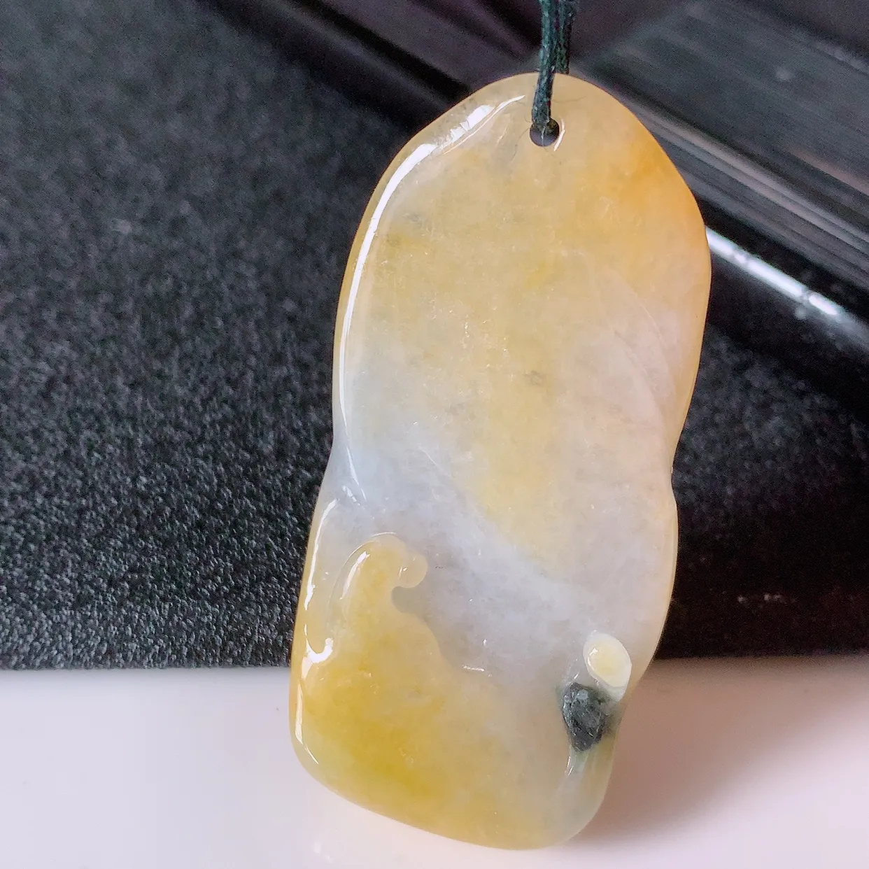 自然光实拍，特色冰黄翡三彩翡翠悟道吊坠，翡翠悟道寓意“祥和，安宁，吉祥，幸福”，佩戴效果优雅迷人，性价比超高！#60.4