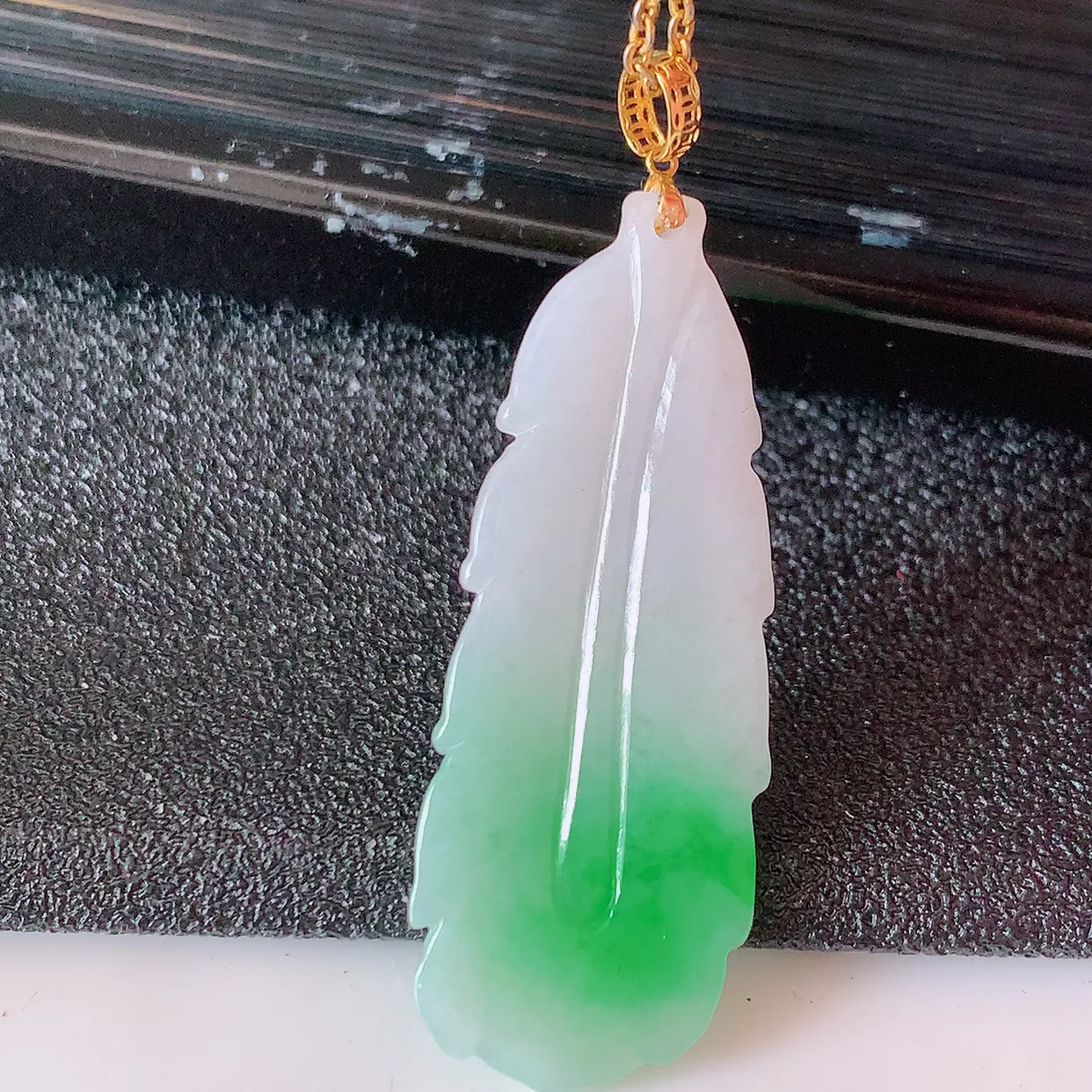 18k金镶嵌冰润飘绿翡翠栩栩生辉羽毛吊坠，款式新颖时尚，日常百搭的款。清秀高雅，佩戴优雅高贵！#1.4