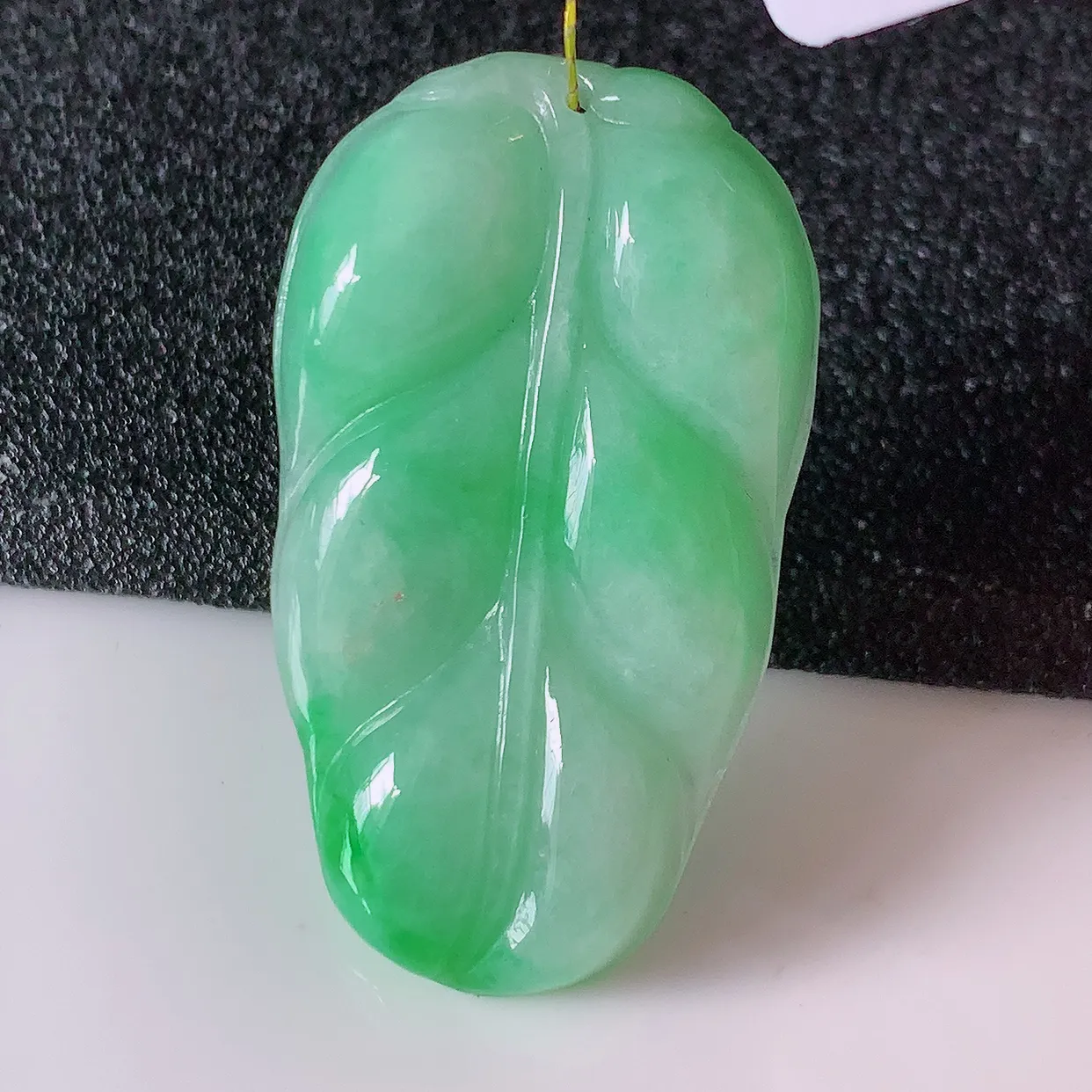 自然光实拍，冰润飘绿翡翠事业有成叶子吊坠，莹润且起胶，叶子清秀优雅，佩戴大业有成！#35.4