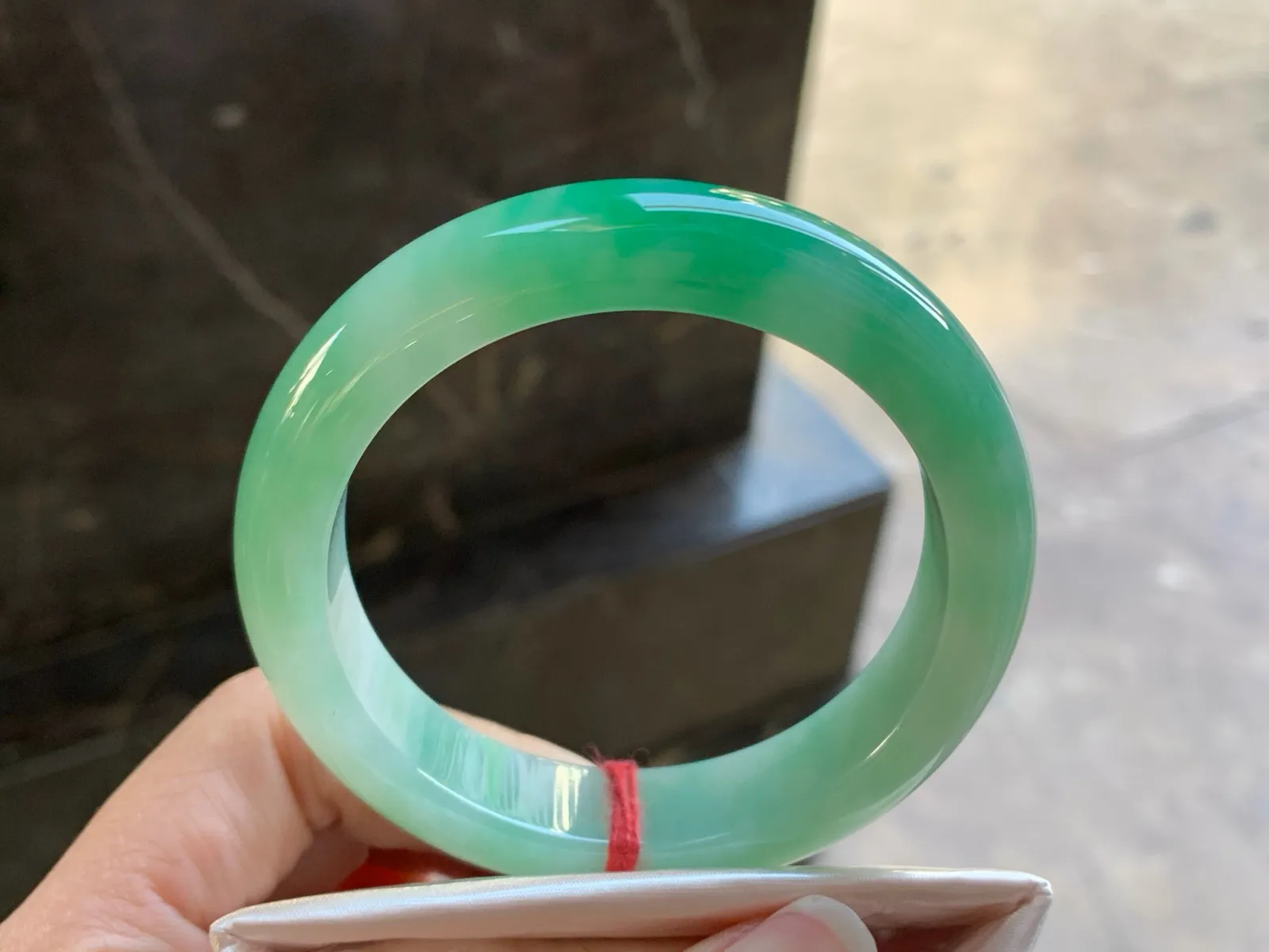 55-12.9-8.9

阳绿色手镯^_^玉质温润 细腻