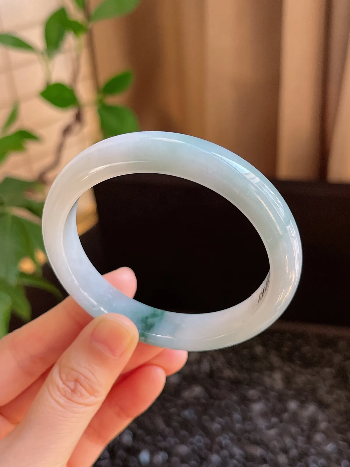 正圈56.8圈口，翡翠糯化种飘绿手镯