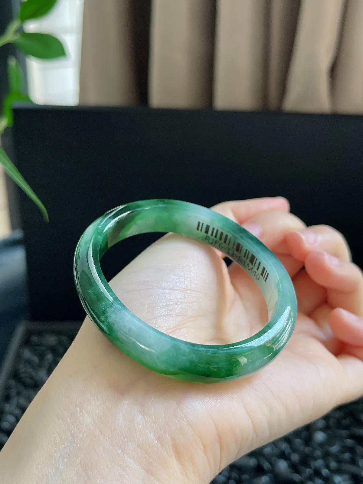 贵妃镯54.3圈口，翡翠冰糯种飘绿手镯