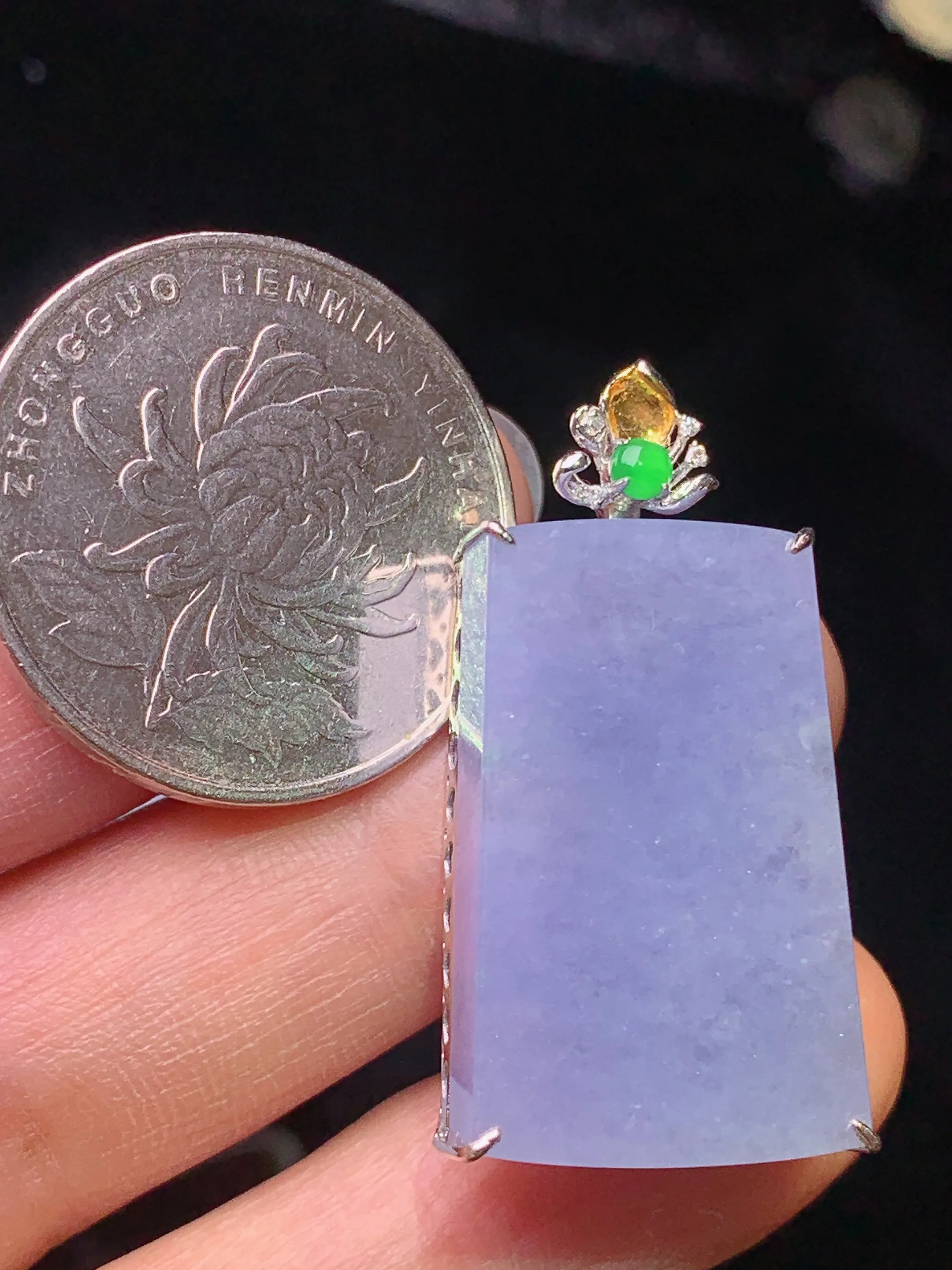 18k金镶嵌紫罗兰无事牌吊坠 玉质细腻 色泽艳丽清新 整体尺寸34*16.5*7.2