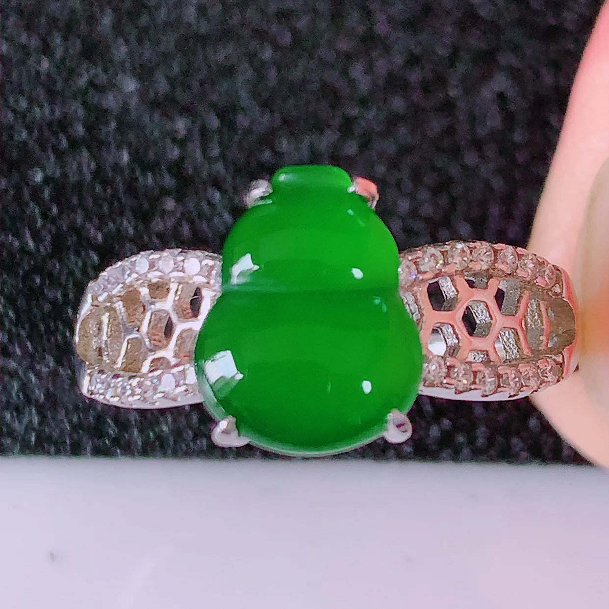 冰透满绿翡翠925银镶嵌葫芦戒指，自然光实拍，翠色灵动，颜色漂亮，种老水足，品相佳，佩戴佳品！#97