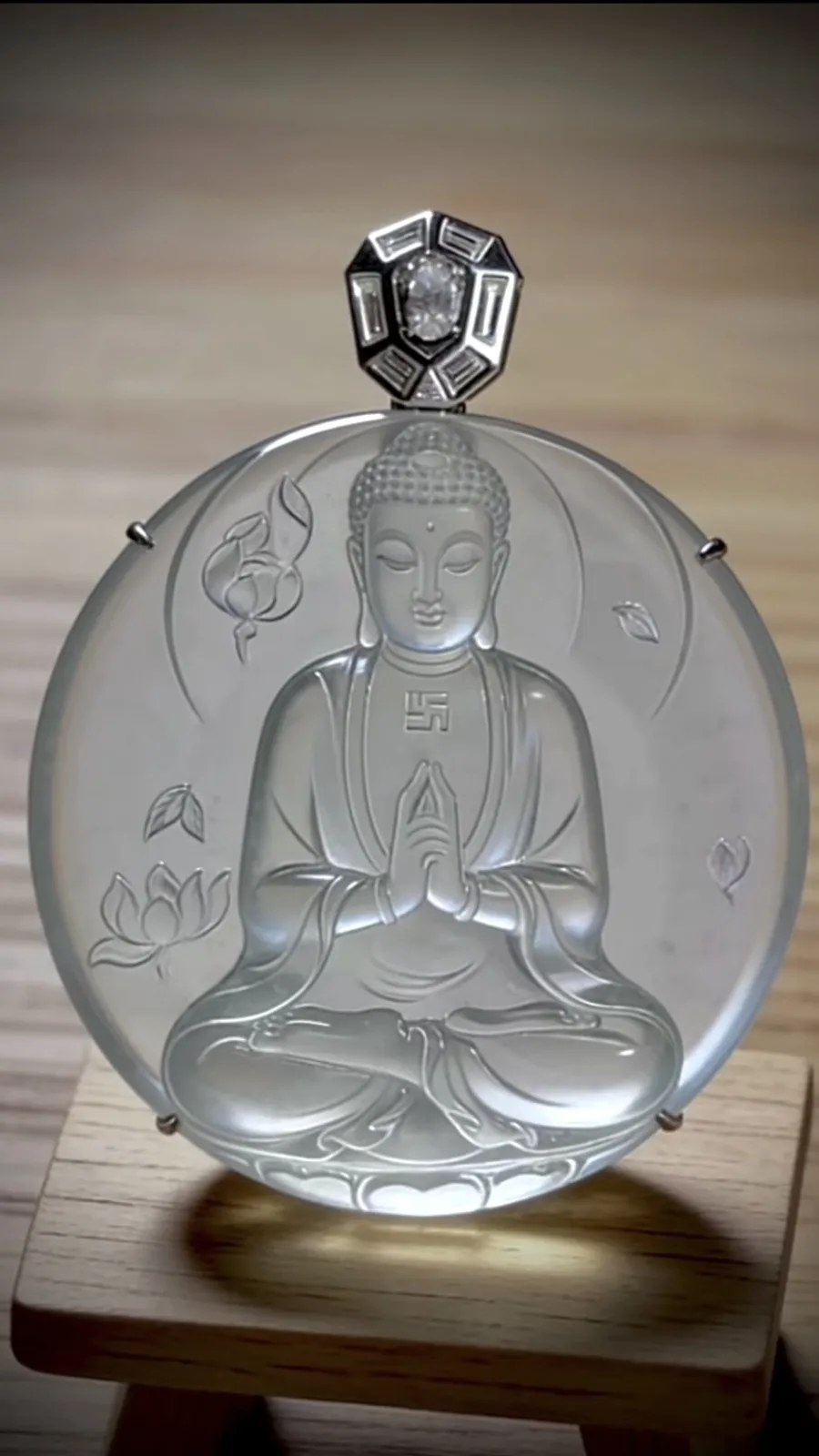 【大日如来佛】，
法相庄严，莲瓣舒展，禅意自生。
方寸之间，纳天地虚静，照见本心。
作品裸石53.2-53.2-6.5mm，
整体65-53.2-7.5mm，45.03g，
18K金，南非钻，