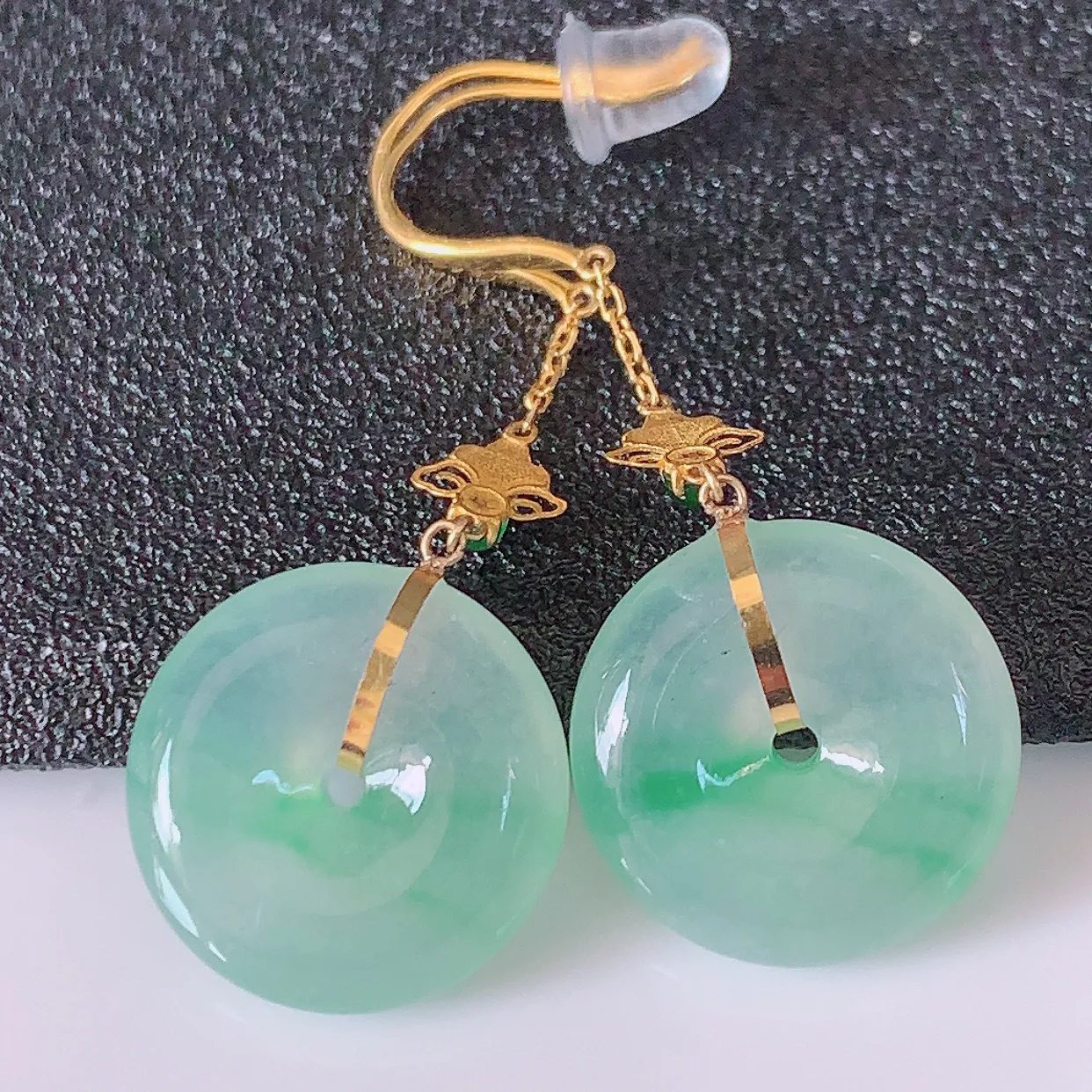 18k金镶嵌冰种飘绿翡翠平安扣耳坠，沁人心脾，耳坠佩戴效果大气出众，尽显气质。种水好，胶感足，颜相当漂亮，高性价比，值得入手品鉴！#41.4整体37裸石13.8*4