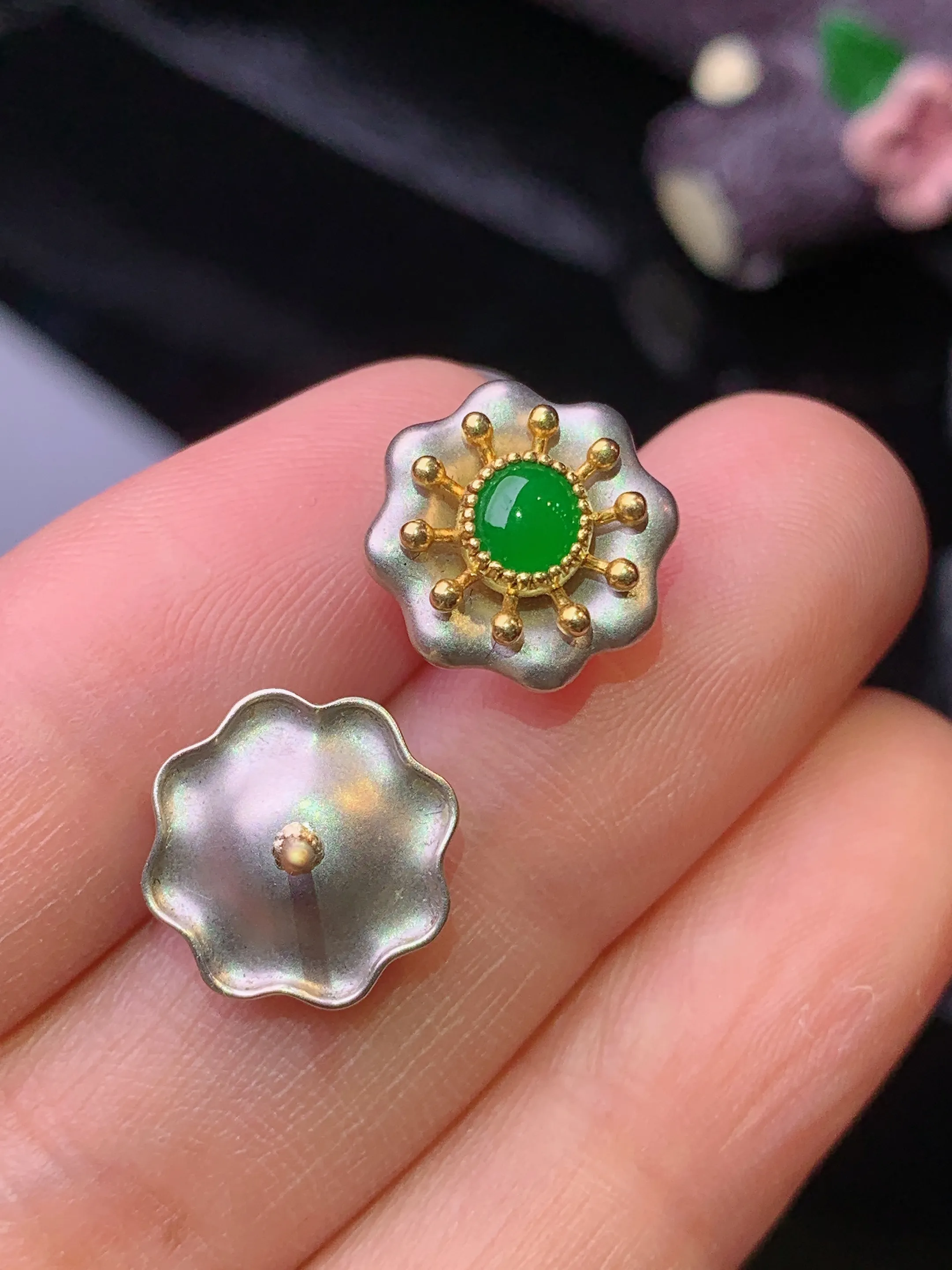 18k金镶嵌满绿蛋面耳钉 玉质细腻 色泽艳丽清新 整体尺寸12*4.2