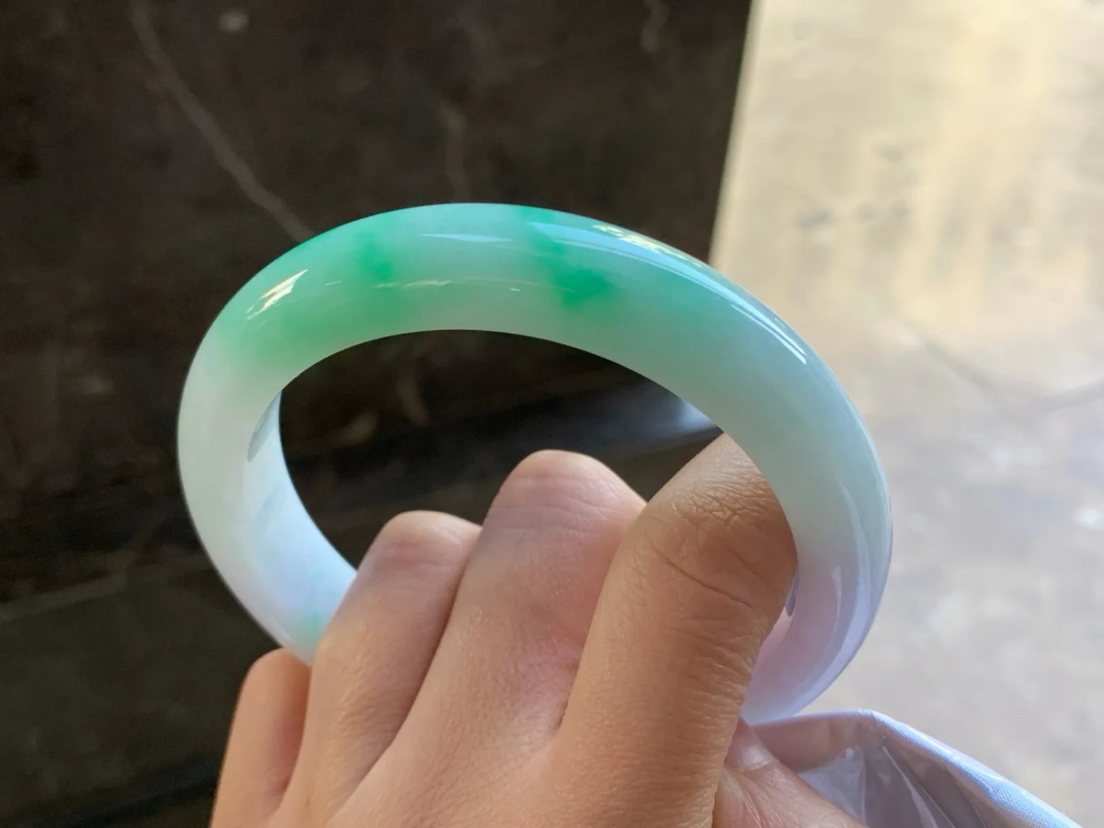 61.5-13.3-9.3

带色大圈手镯^_^色阳 玉质温润