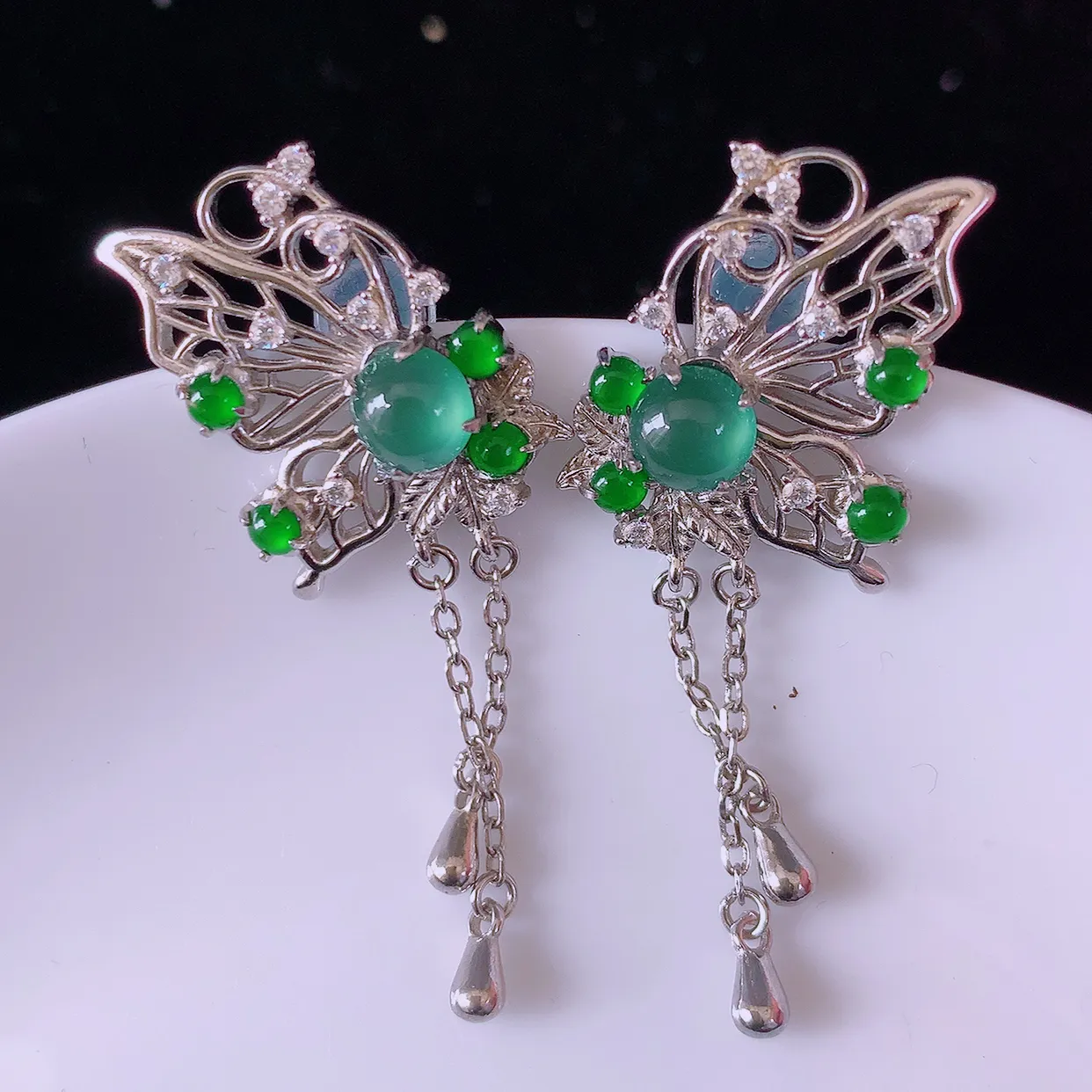 冰透满绿翡翠925银镶嵌，自然光实拍，翠色灵动，颜色漂亮，种老水足，品相佳，佩戴佳品！#97.4整体41*15.5*15裸石5*5