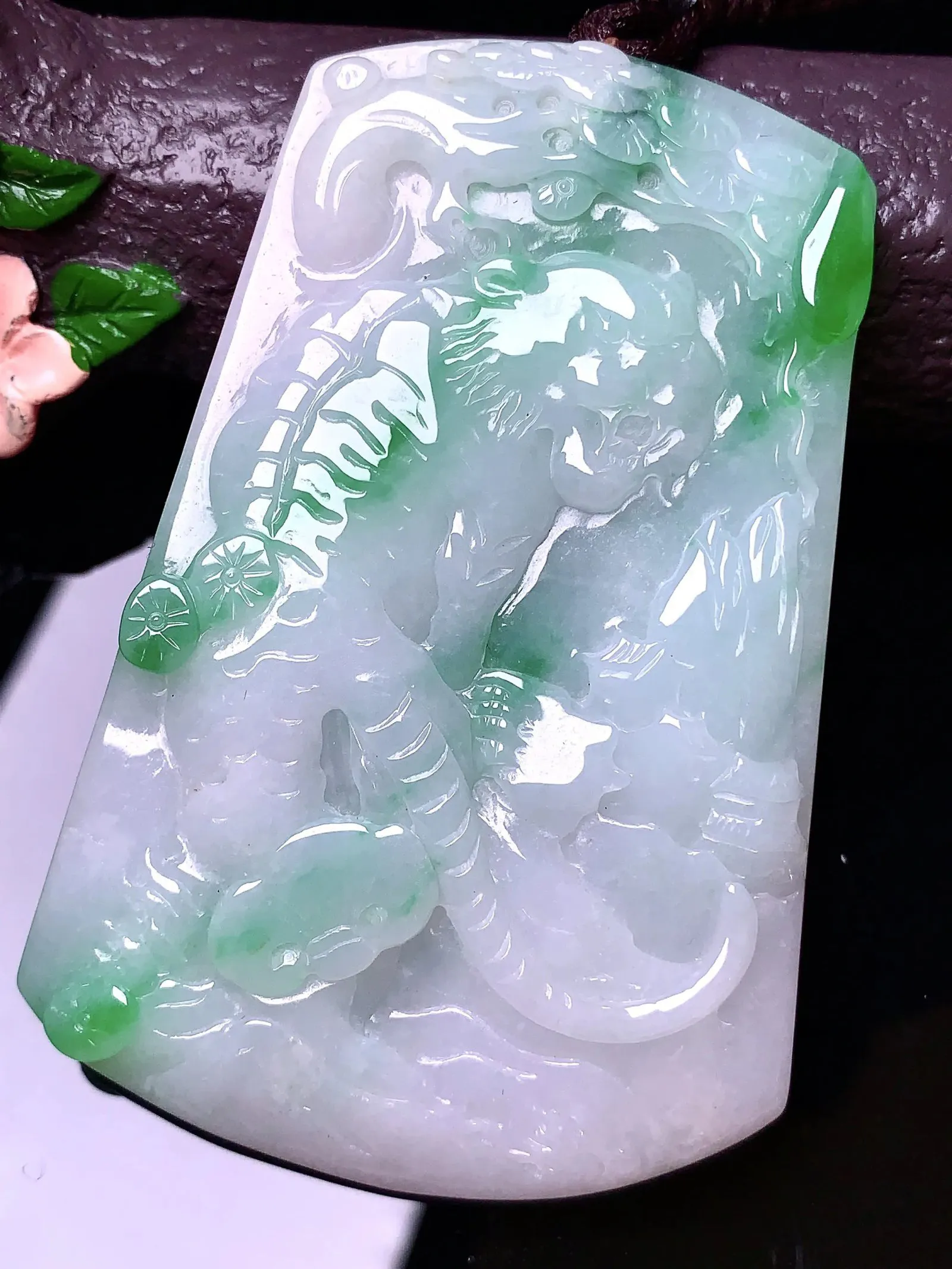 飘绿佛生肖虎吊坠 玉质细腻 色泽清新艳丽 整体尺寸70*47*6.2
