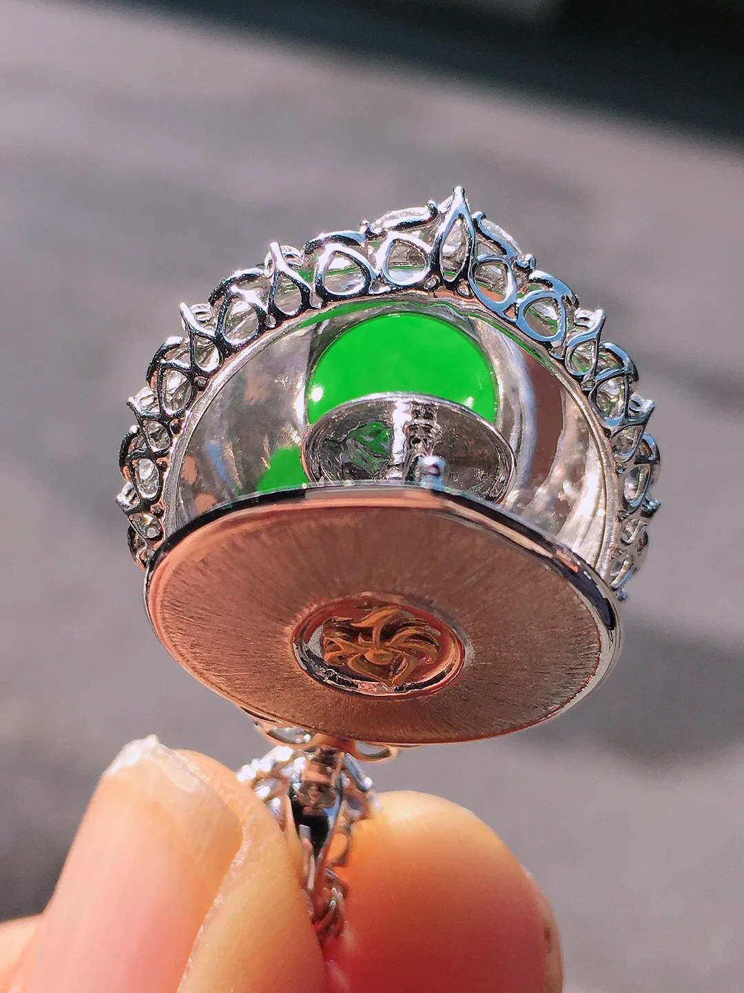 阳绿平安扣吊坠，色泽均匀艳丽，玉质细腻，荧光感超
强，饱满圆润，尽显优雅气质，18k
金豪华镶嵌