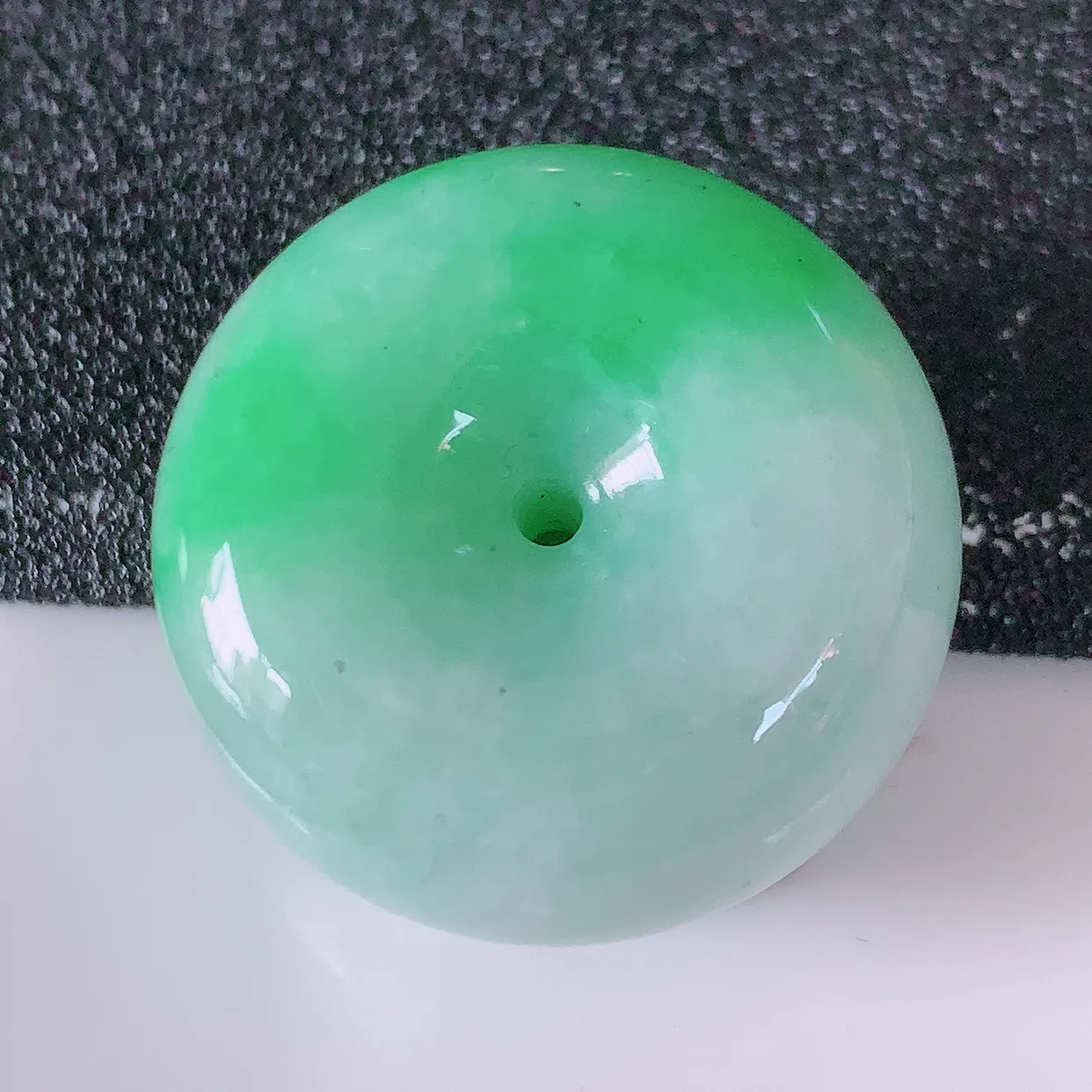 自然光实拍，冰润飘绿翡翠平安扣吊坠，形体饱满圆润，平安扣肥嘟嘟的，平平安安，种水很好，配戴精美！#05.4