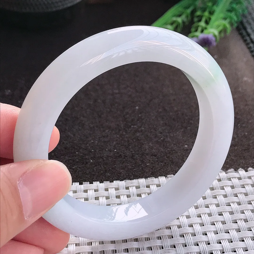 实拍A货翡翠56/12/9.8老坑秀气冰润飘绿手镯宽边玉镯手环