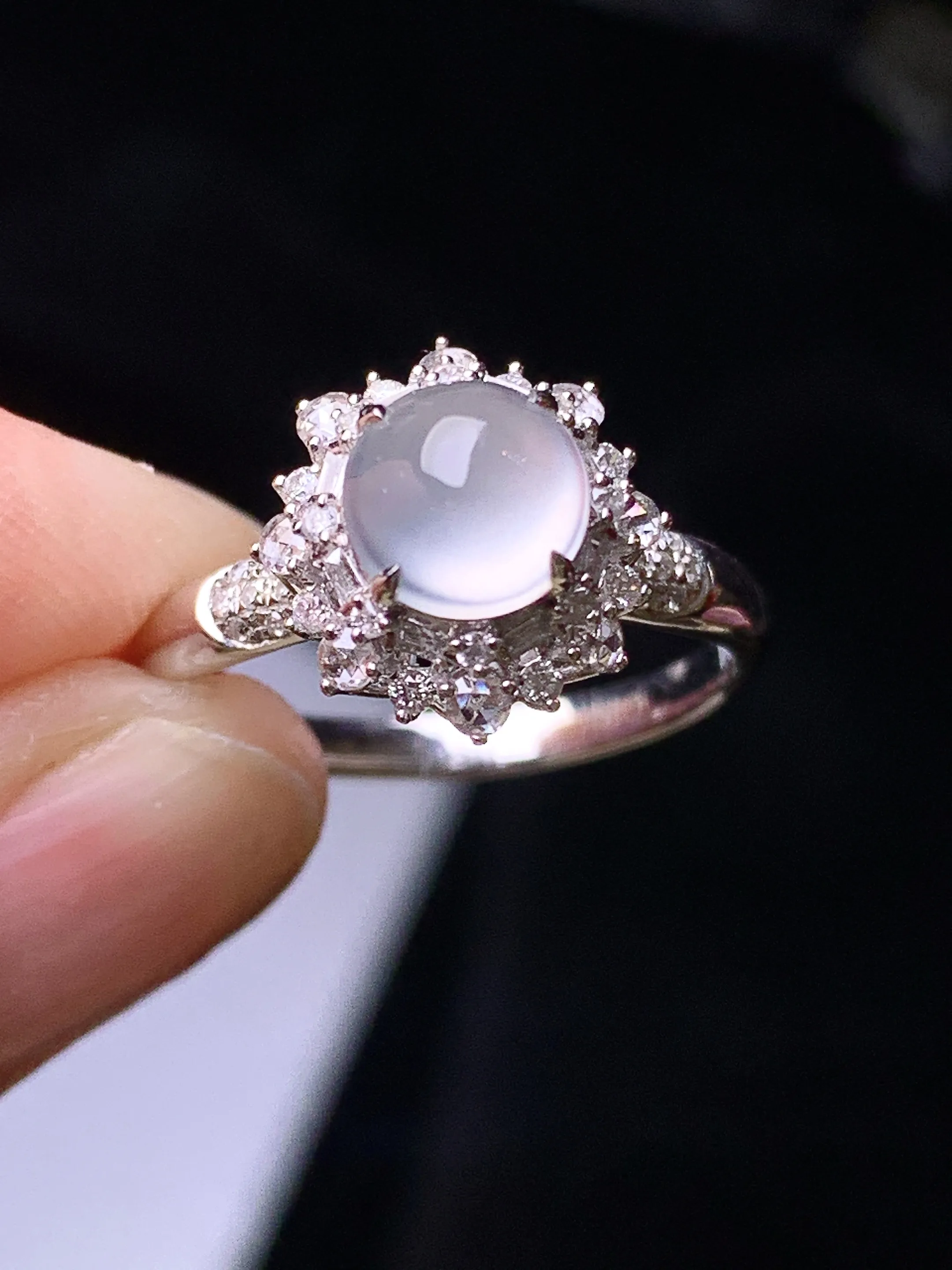 18k金钻镶嵌冰种蛋面戒指 玉质细腻 色泽艳丽清新 圈口14.5 整体尺寸11.5*10