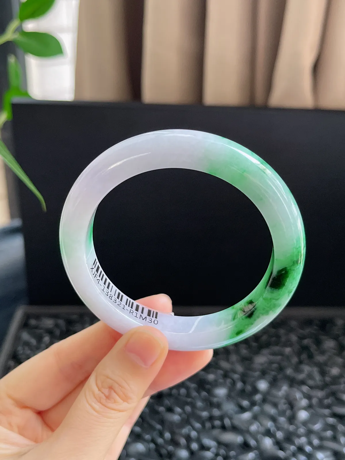 正圈56.8圈口，翡翠糯化种飘绿手镯