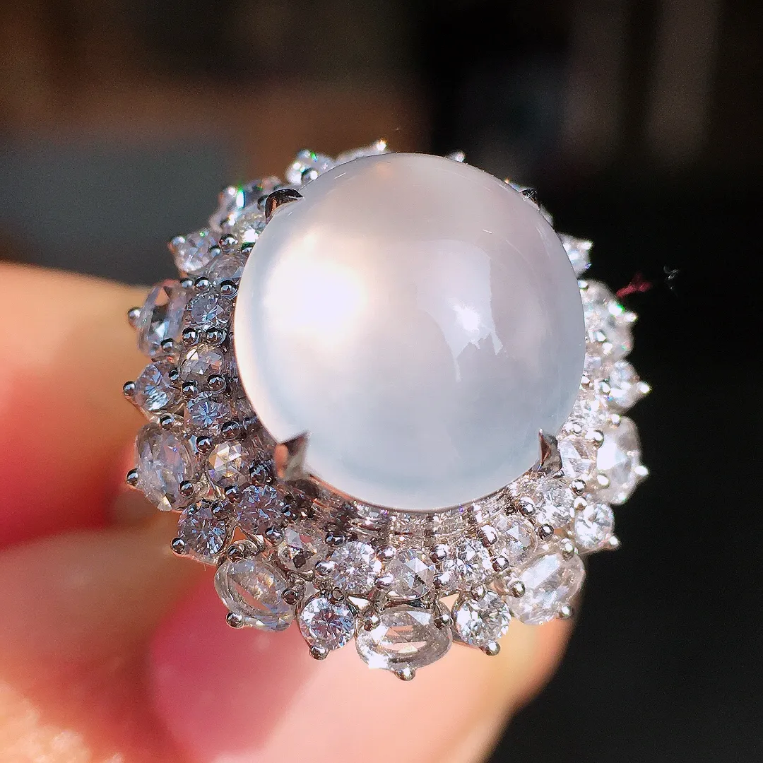 冰种蛋面戒指，玉质细腻，荧光感超
强，饱满圆润，尽显优雅气质，18k
金豪华镶嵌