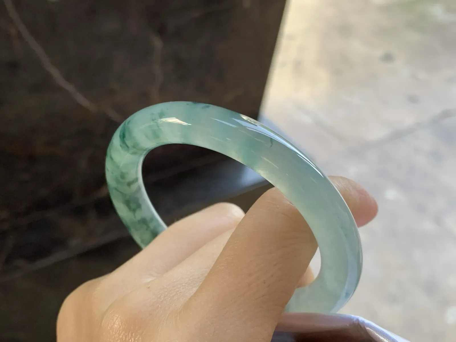 冰种飘花圆条手镯
尺寸：52.2-9.2-9.4mm
种水好 飘花浓郁