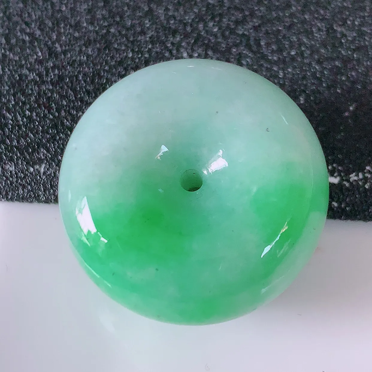 自然光实拍，冰润飘绿翡翠平安扣吊坠，形体饱满圆润，平安扣肥嘟嘟的，平平安安，种水很好，配戴精美！#05.4