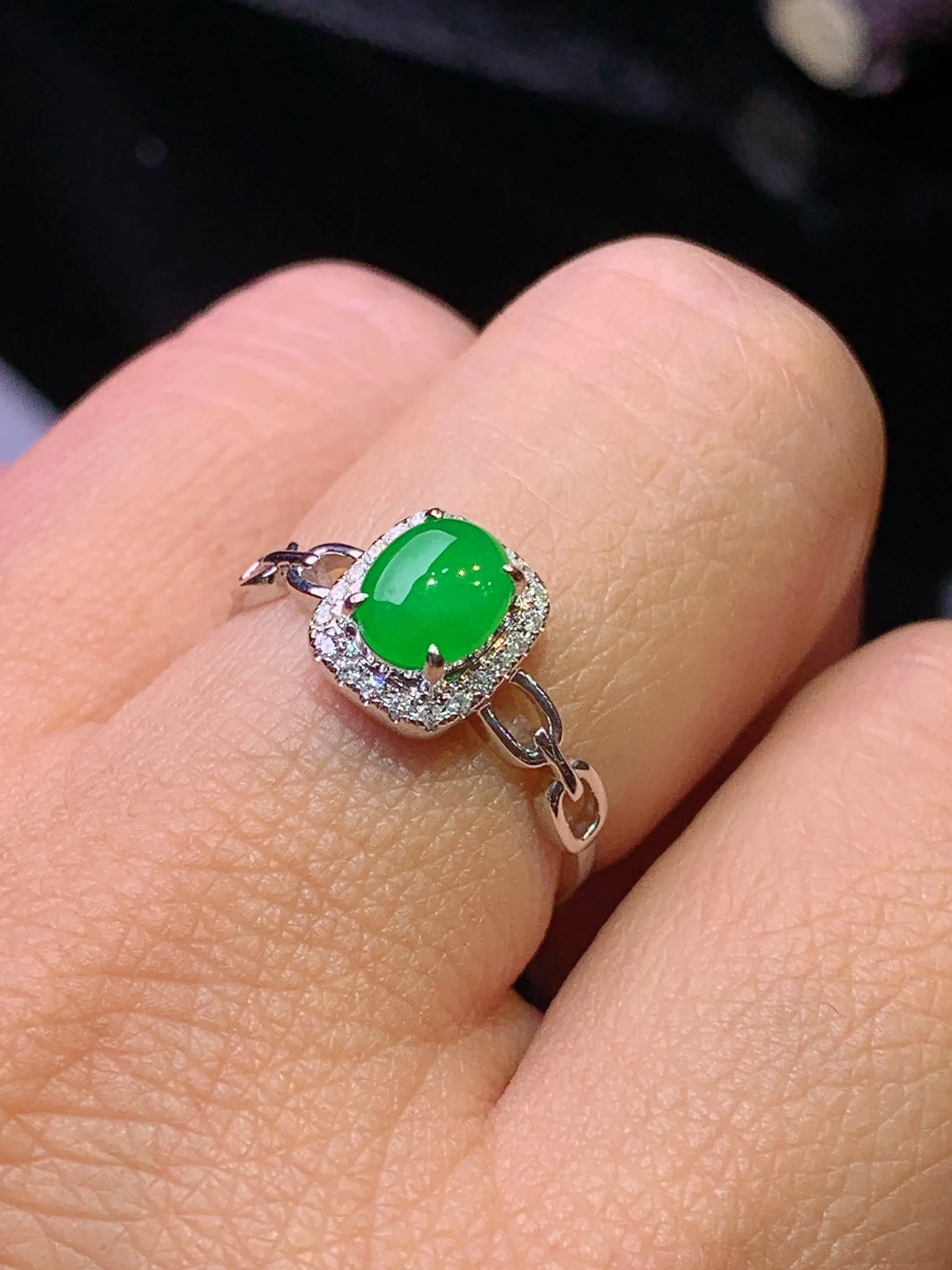 18k金钻镶嵌翠绿蛋面戒指 玉质细腻 色泽清新艳丽 圈口12.5 整体尺寸8.6*7.3*5.3