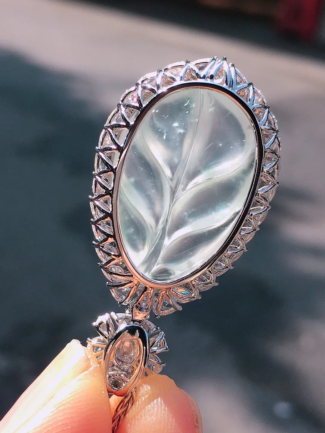 玻璃种玉叶吊坠，玉质细腻，荧光感超
强，饱满圆润，尽显优雅气质，18k
金豪华镶嵌