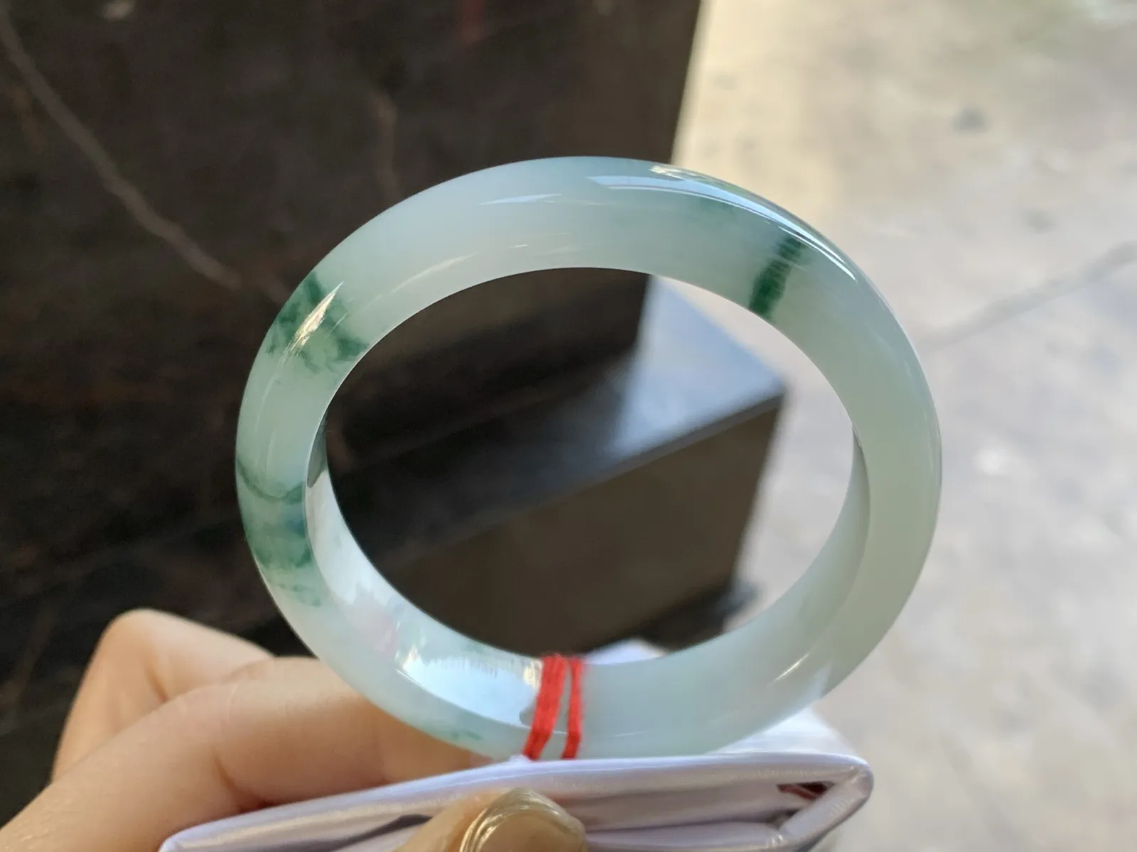 飘花手镯
尺寸：54.8-13-7.8mm
肉质细腻干净～飘花点缀