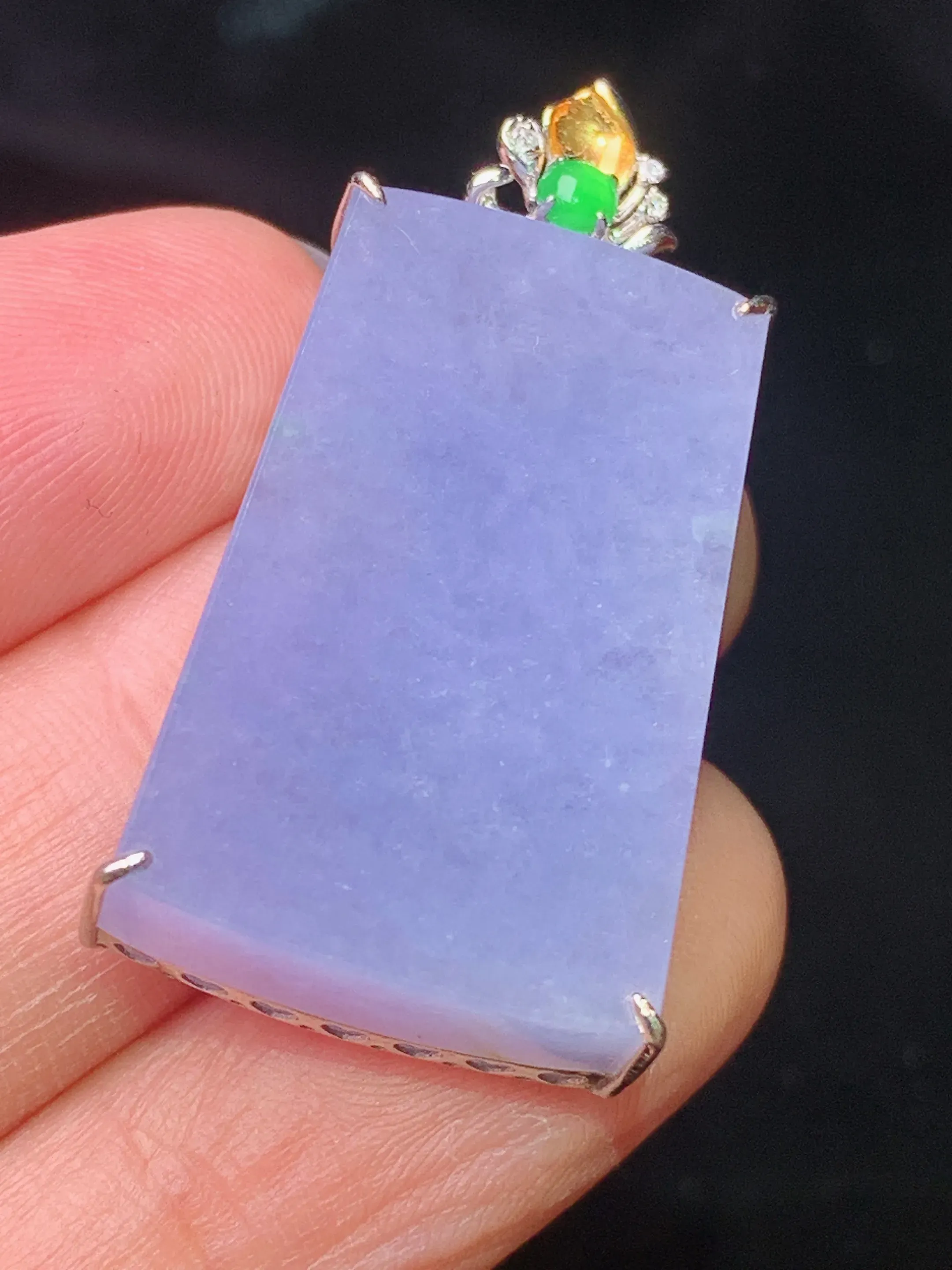 18k金镶嵌紫罗兰无事牌吊坠 玉质细腻 色泽艳丽清新 整体尺寸34*16.5*7.2