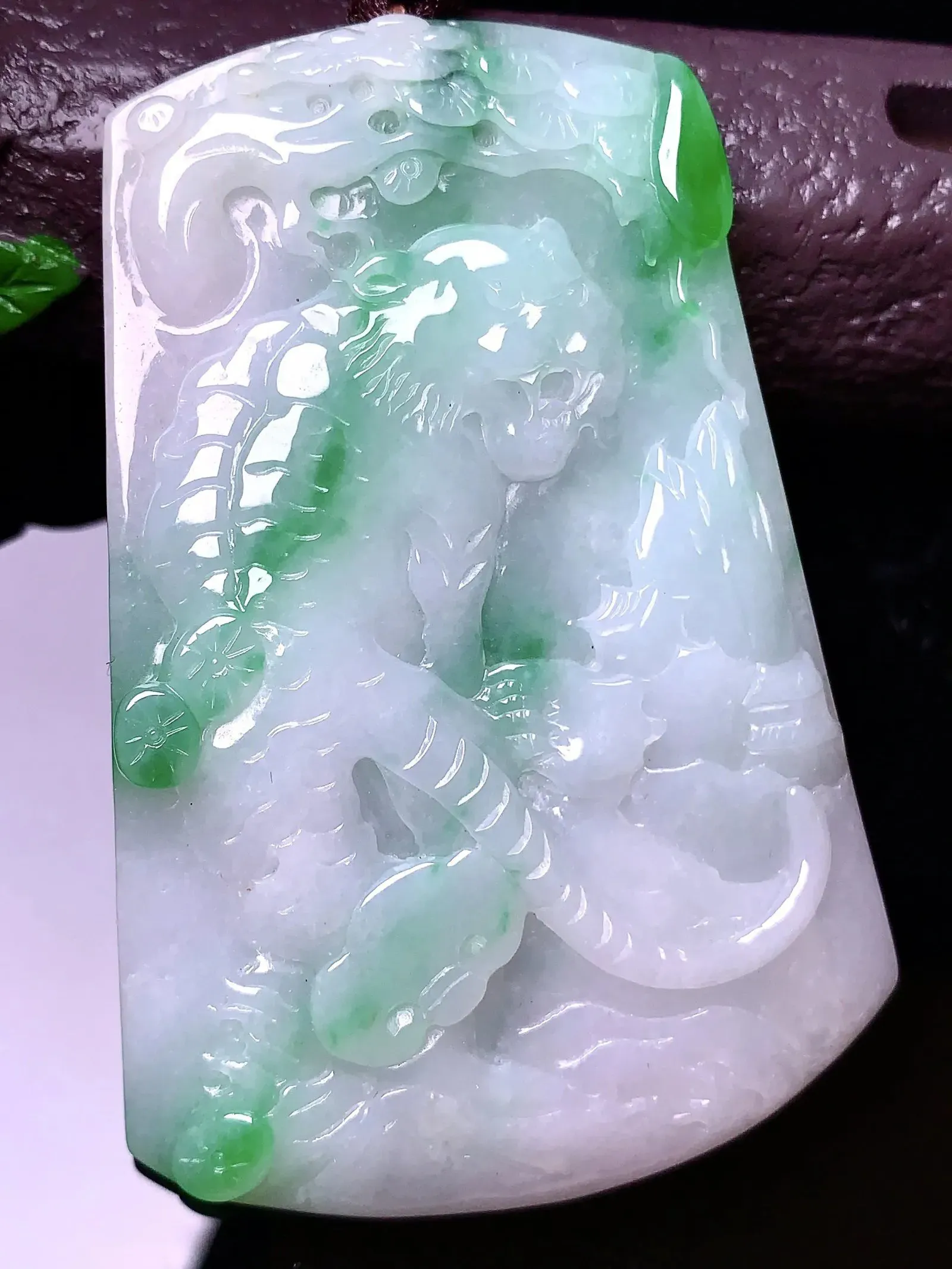飘绿佛生肖虎吊坠 玉质细腻 色泽清新艳丽 整体尺寸70*47*6.2