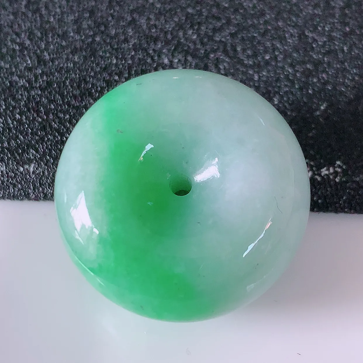 自然光实拍，冰润飘绿翡翠平安扣吊坠，形体饱满圆润，平安扣肥嘟嘟的，平平安安，种水很好，配戴精美！#05.4