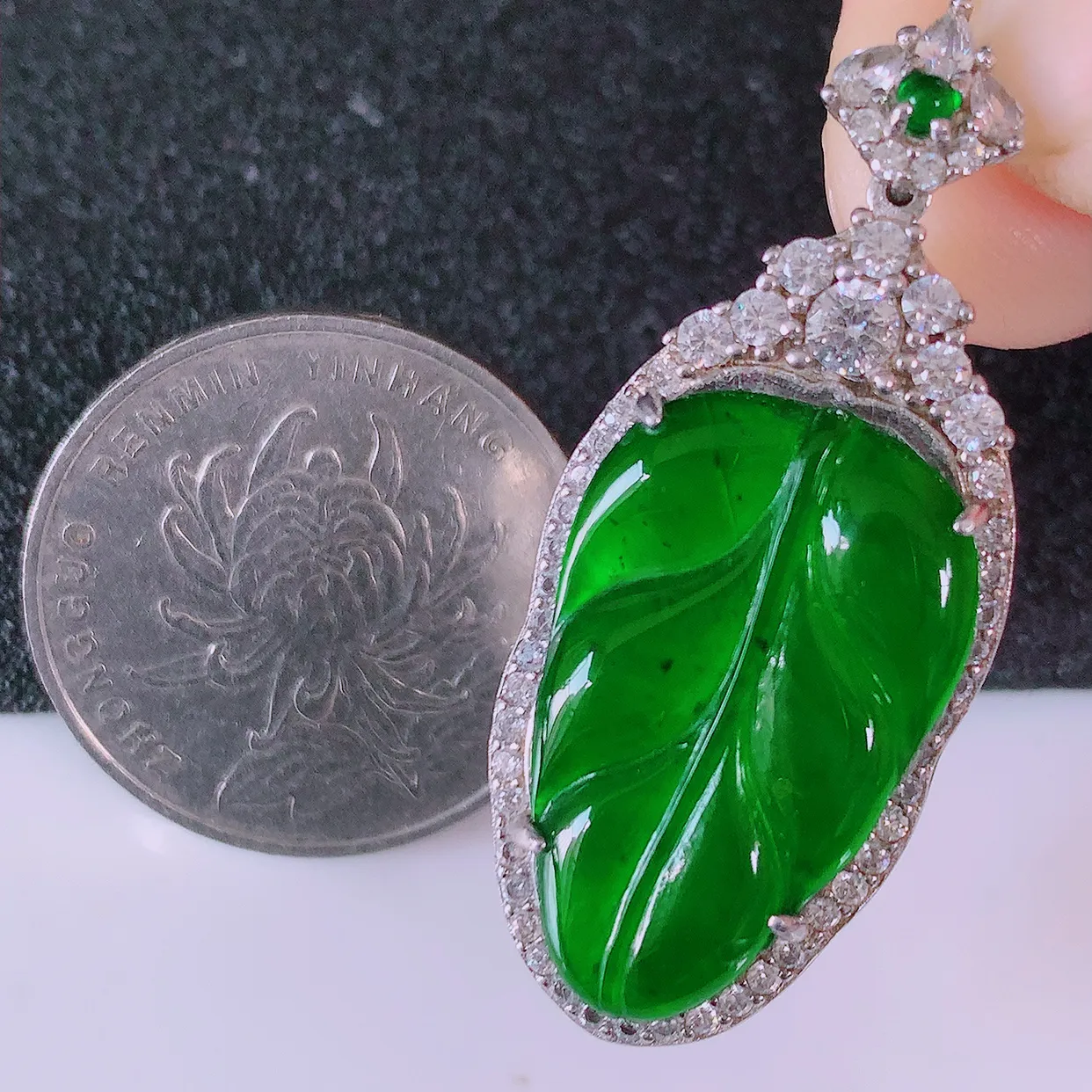冰透满绿翡翠925银镶嵌叶子吊坠，自然光实拍，翠色灵动，颜色漂亮，种老水足，品相佳，佩戴佳品！#97.4整体40*16.8*7.2裸石23*14.5
