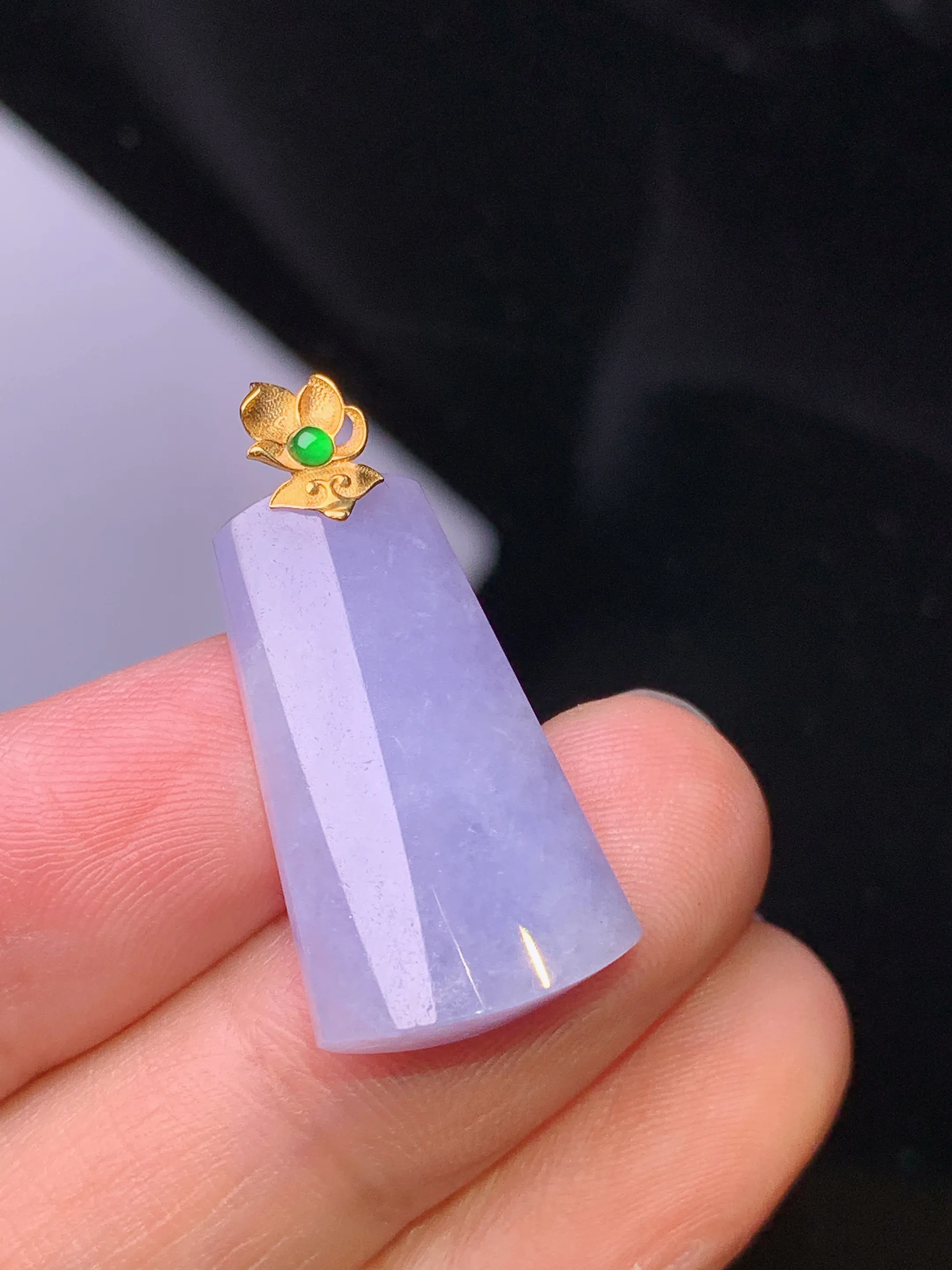 18k金镶嵌紫罗兰玉柱吊坠 玉质细腻 色泽艳丽清新 整体尺寸28.3*13.7*6