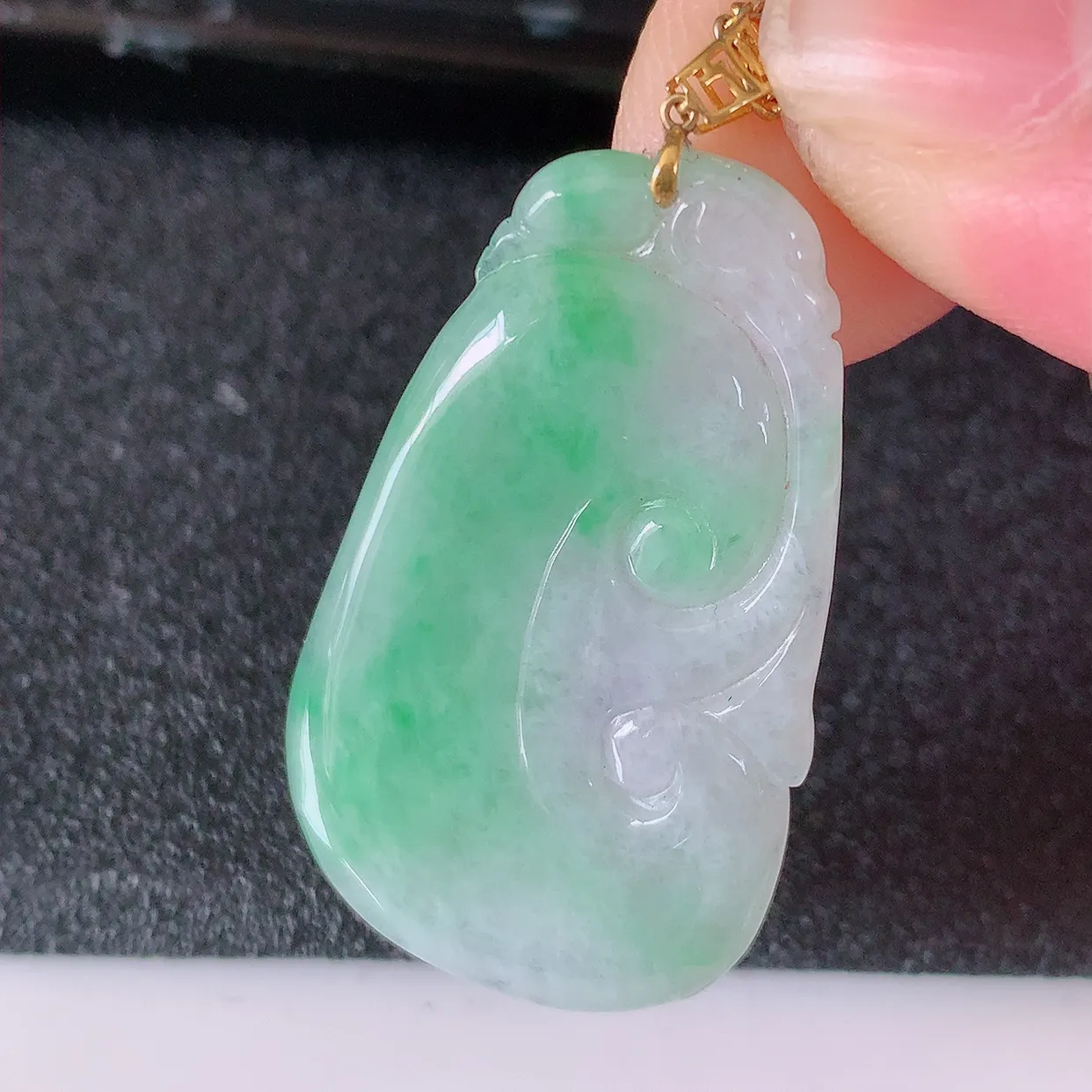 18K金镶嵌冰润飘绿翡翠万事如意吊坠，玉质细腻，时‮大尚‬方，款式经典，佩戴优雅高贵上档次！#41.4