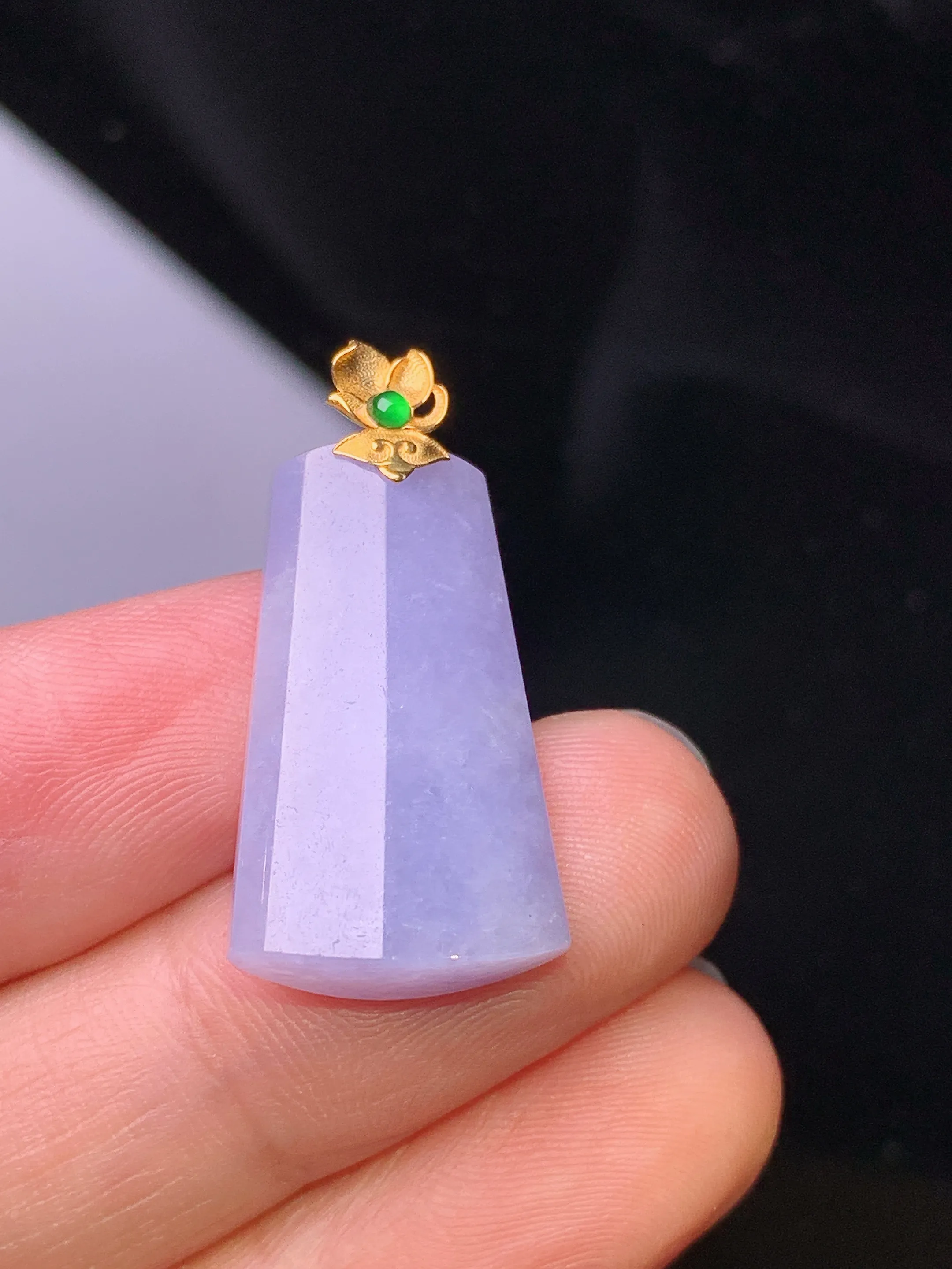 18k金镶嵌紫罗兰玉柱吊坠 玉质细腻 色泽艳丽清新 整体尺寸28.3*13.7*6