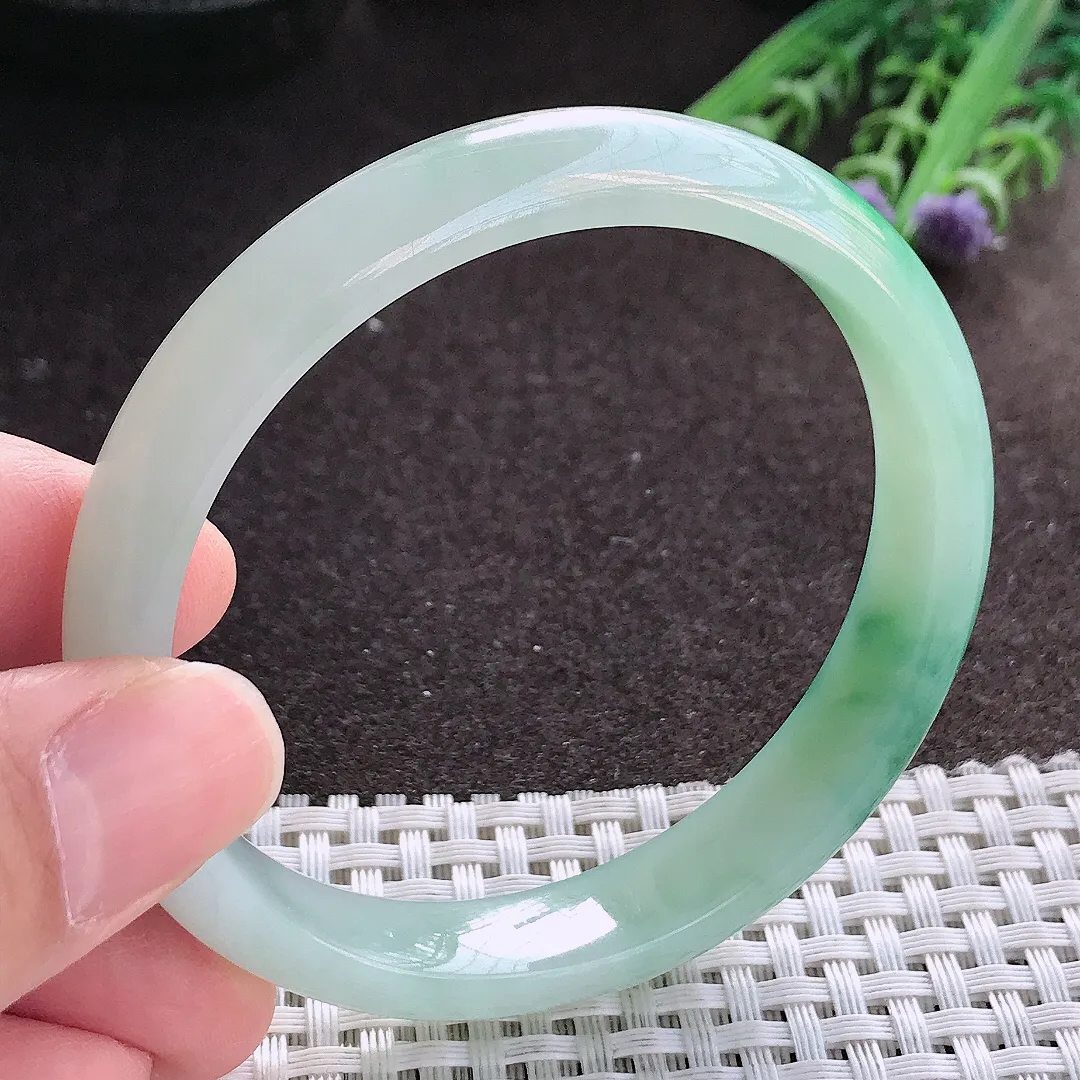 实拍A货翡翠57.5/11/6.8老坑冰润起胶飘绿手镯宽边玉镯手环