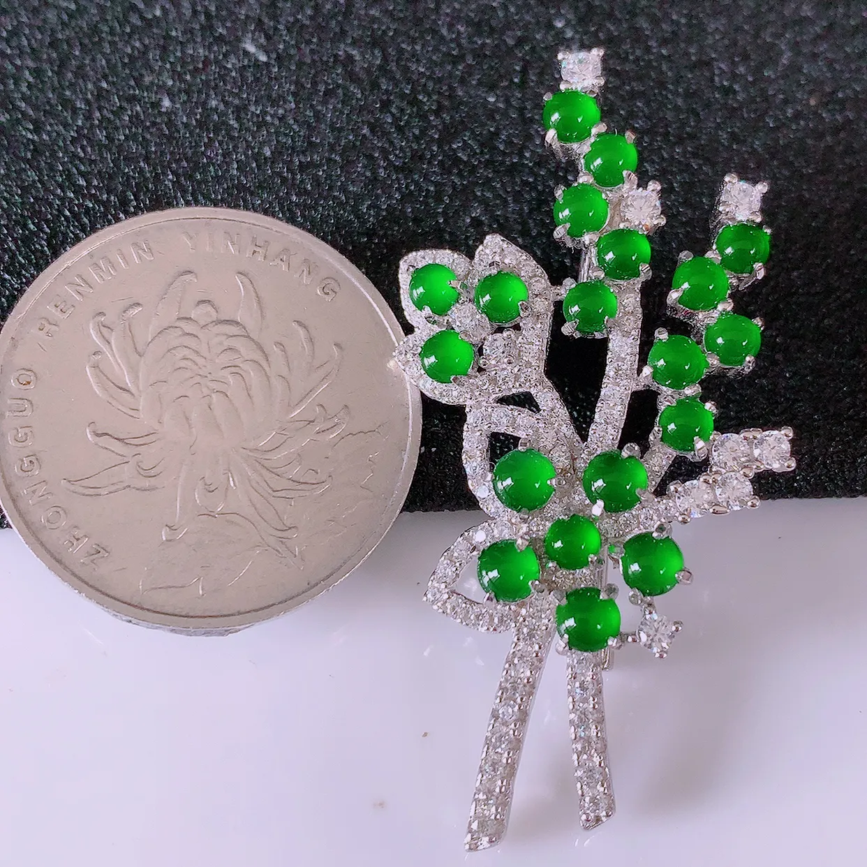 冰透满绿翡翠925银镶嵌胸针，自然光实拍，翠色灵动，颜色漂亮，种老水足，品相佳，佩戴佳品！#97.4整体45.8*22*8.8裸石2.8*2.8