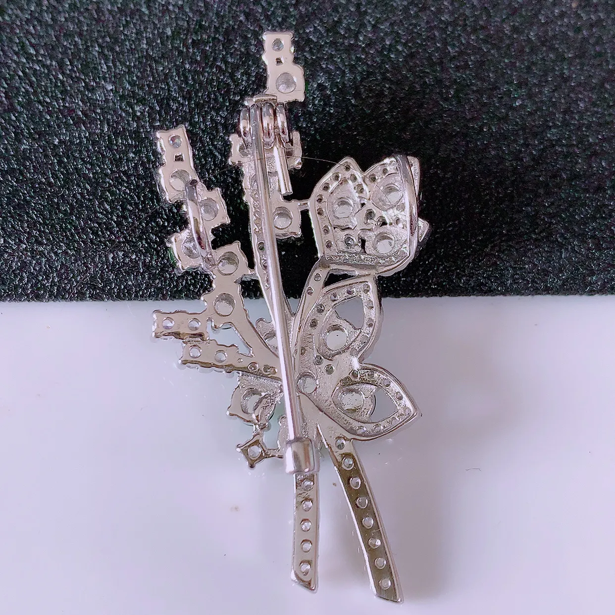 冰透满绿翡翠925银镶嵌胸针，自然光实拍，翠色灵动，颜色漂亮，种老水足，品相佳，佩戴佳品！#97.4整体45.8*22*8.8裸石2.8*2.8