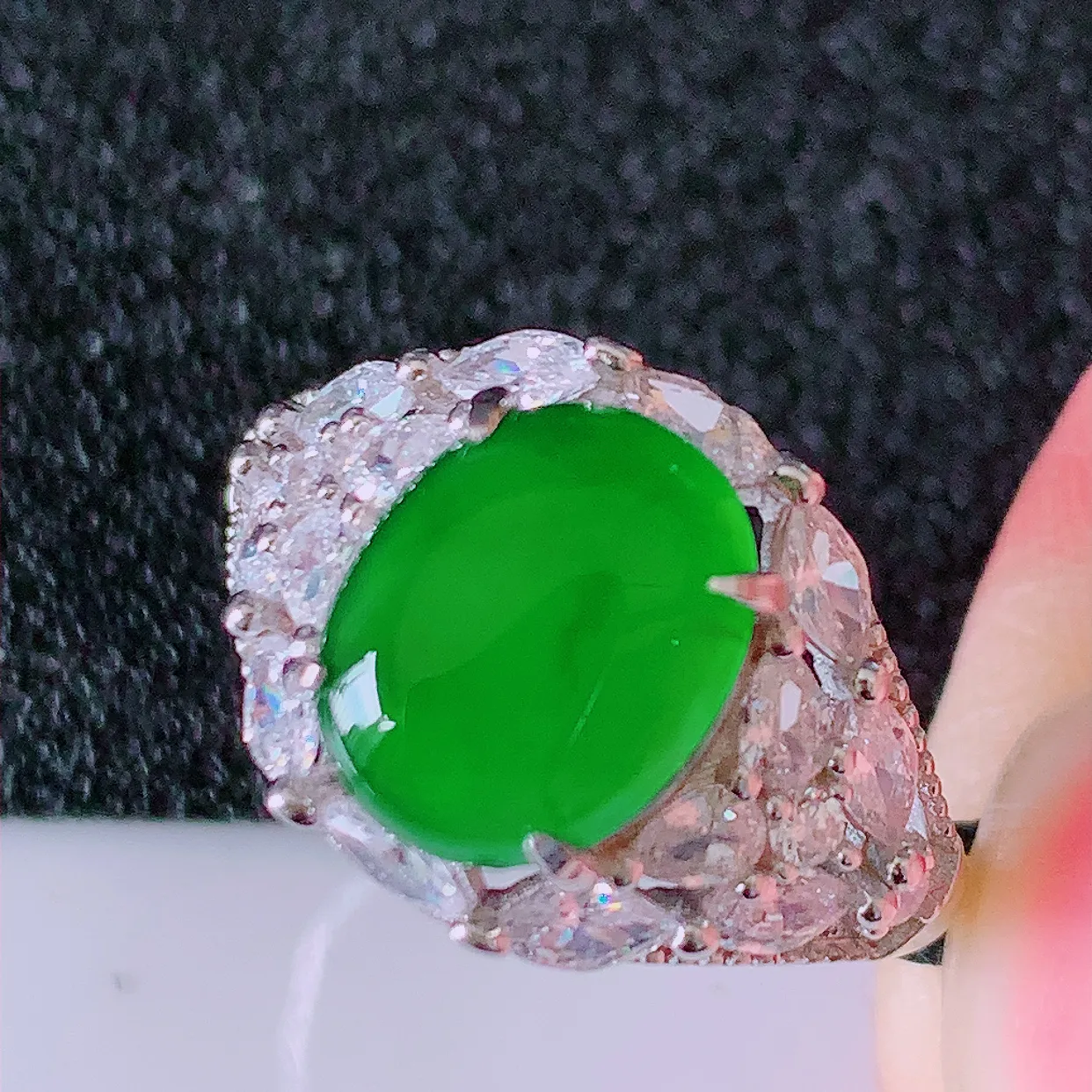 冰透满绿翡翠925银镶嵌戒指，自然光实拍，翠色灵动，颜色漂亮，种老水足，品相佳，佩戴佳品！#97.4（圈口可调大小）整体23.5*16.8*5.8裸石9.6*7.6