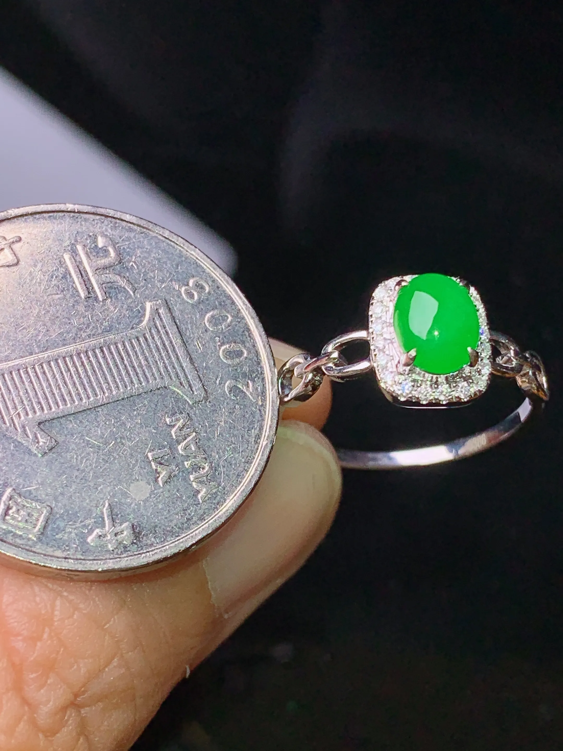 18k金钻镶嵌翠绿蛋面戒指 玉质细腻 色泽清新艳丽 圈口12.5 整体尺寸8.6*7.3*5.3