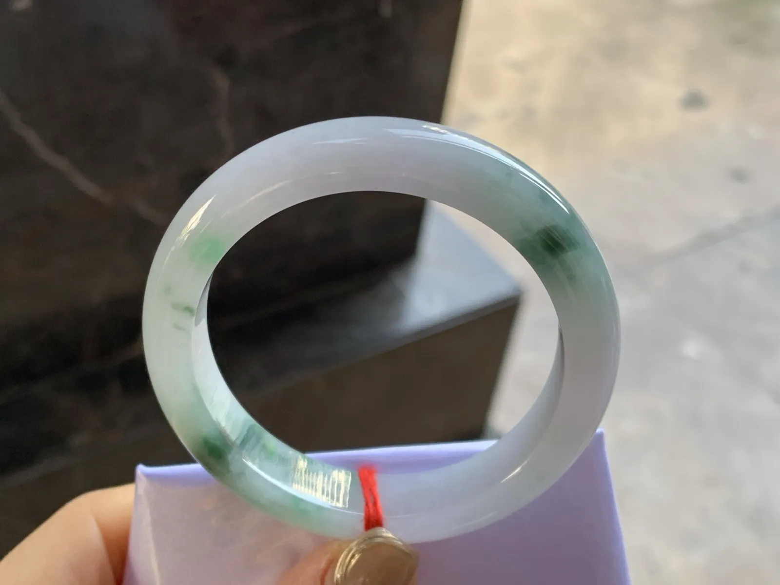 飘花手镯
尺寸：52-11-7.5mm
肉质细腻～飘花点缀