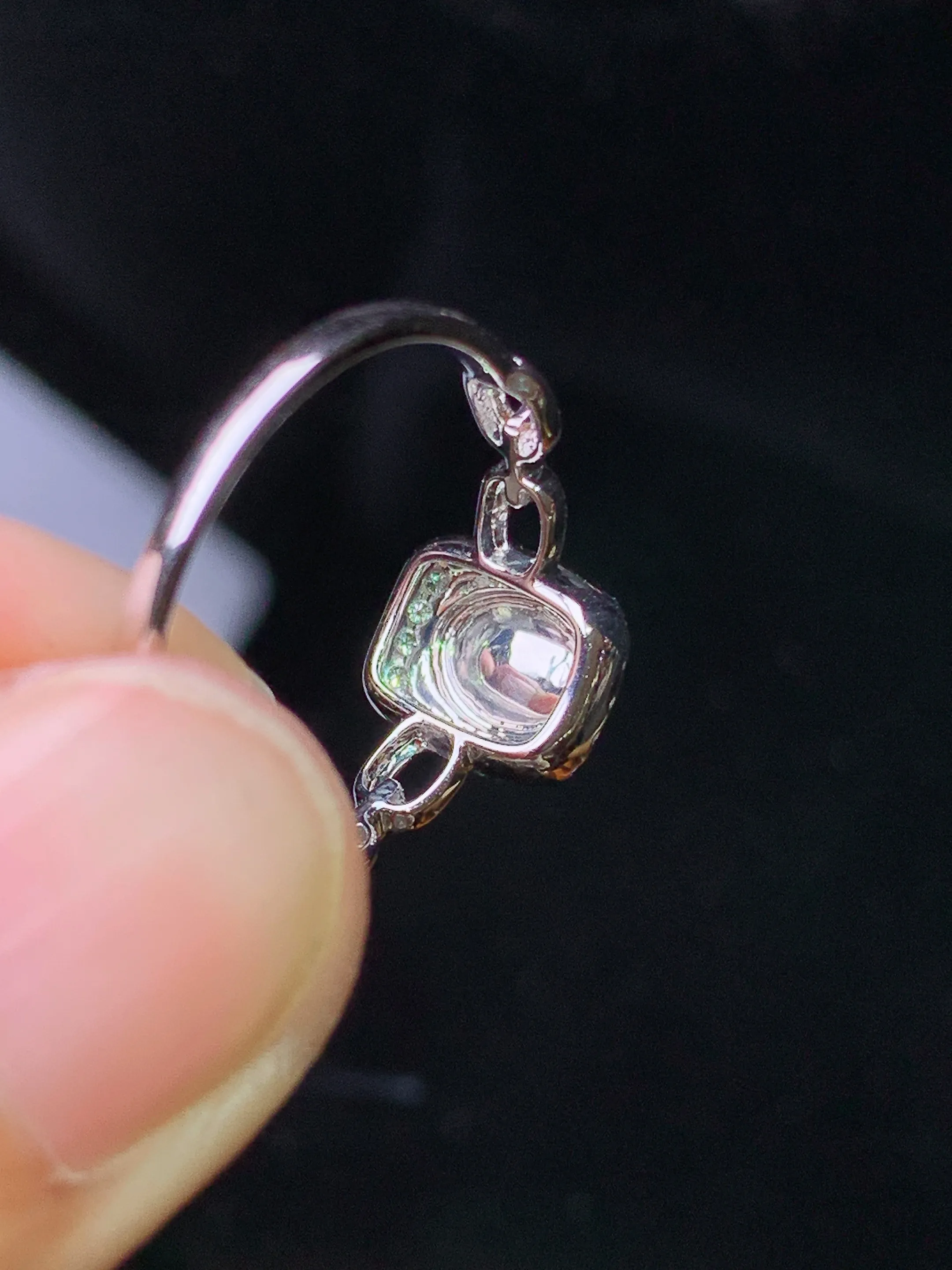 18k金钻镶嵌翠绿蛋面戒指 玉质细腻 色泽清新艳丽 圈口12.5 整体尺寸8.6*7.3*5.3