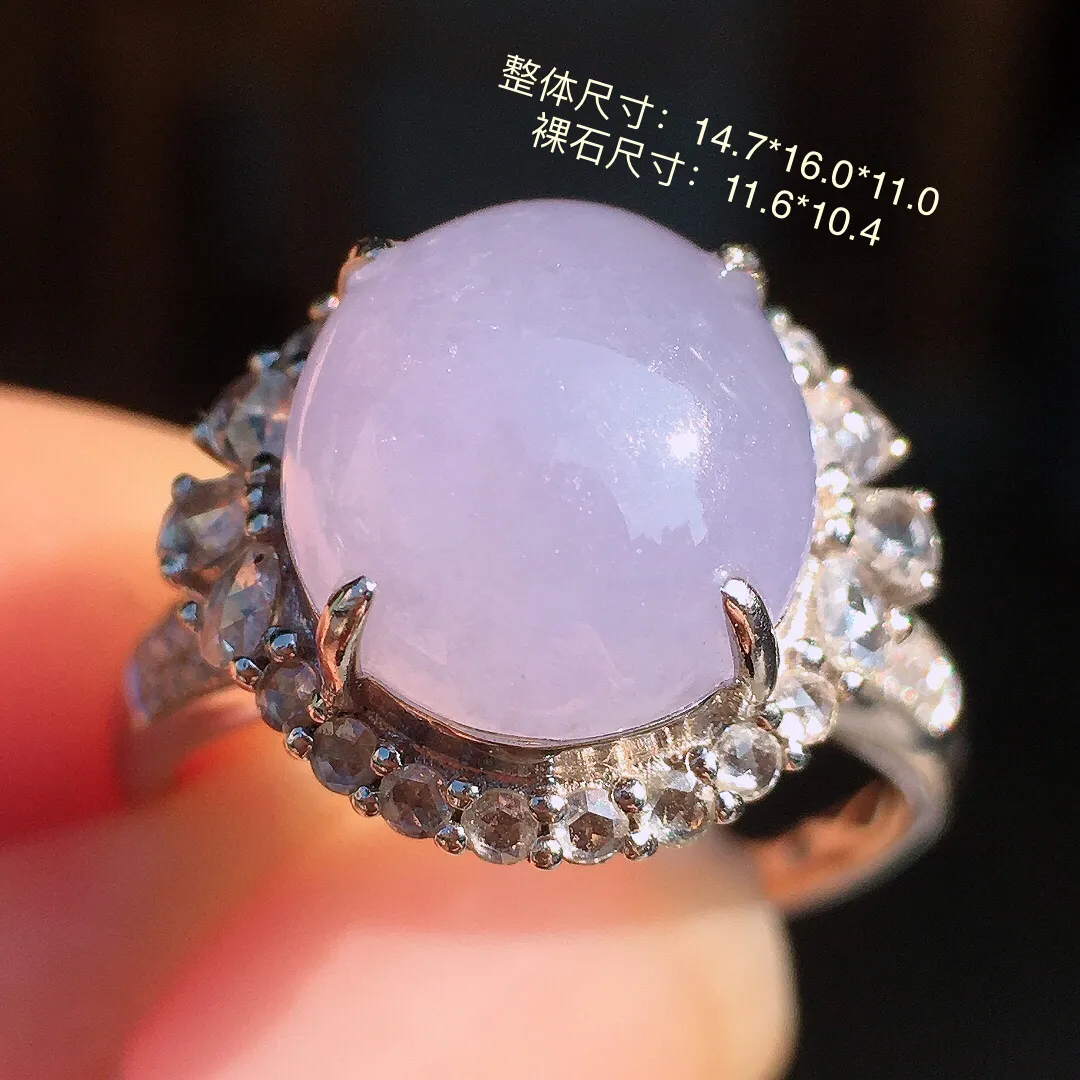 紫罗兰蛋面戒指，色泽均匀艳丽，玉质细腻，荧光感超
强，饱满圆润，尽显优雅气质，18k
金豪华镶嵌