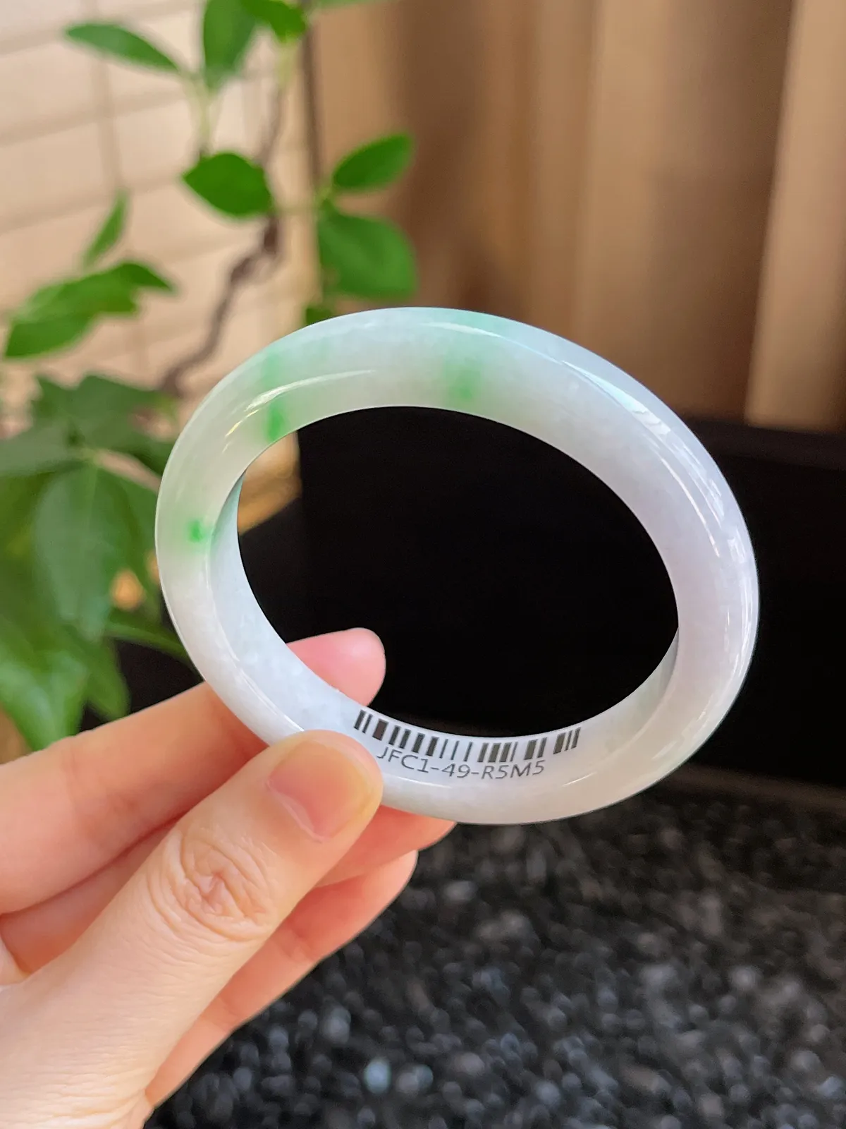 正圈54.1圈口，翡翠糯化种飘绿手镯