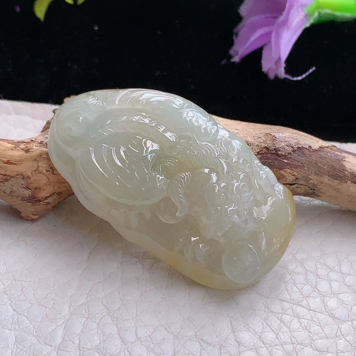 lz实拍43*23.5*10.6缅甸翡翠精雕冰黄下山虎 生肖虎玉项坠 玉挂件