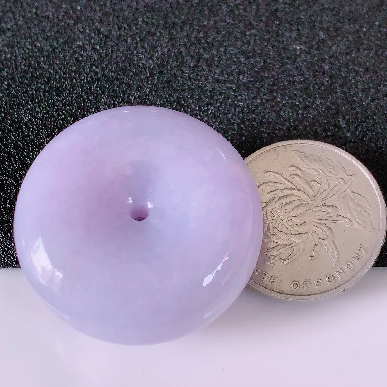 自然光实拍，艳丽紫罗兰翡翠平安扣吊坠，形体饱满圆润，平安扣肥嘟嘟的，平平安安，种水很好，配戴精美！#05.4